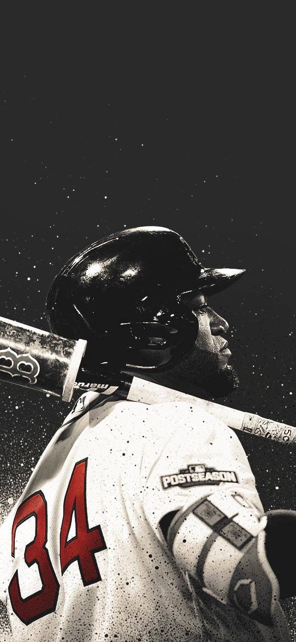 Red Sox 桌布 壁紙 — 一名身穿白色球衣、紅色34號和季後賽補丁的棒球運動員，側身站立，在繁星點點的夜空下握著球棒。