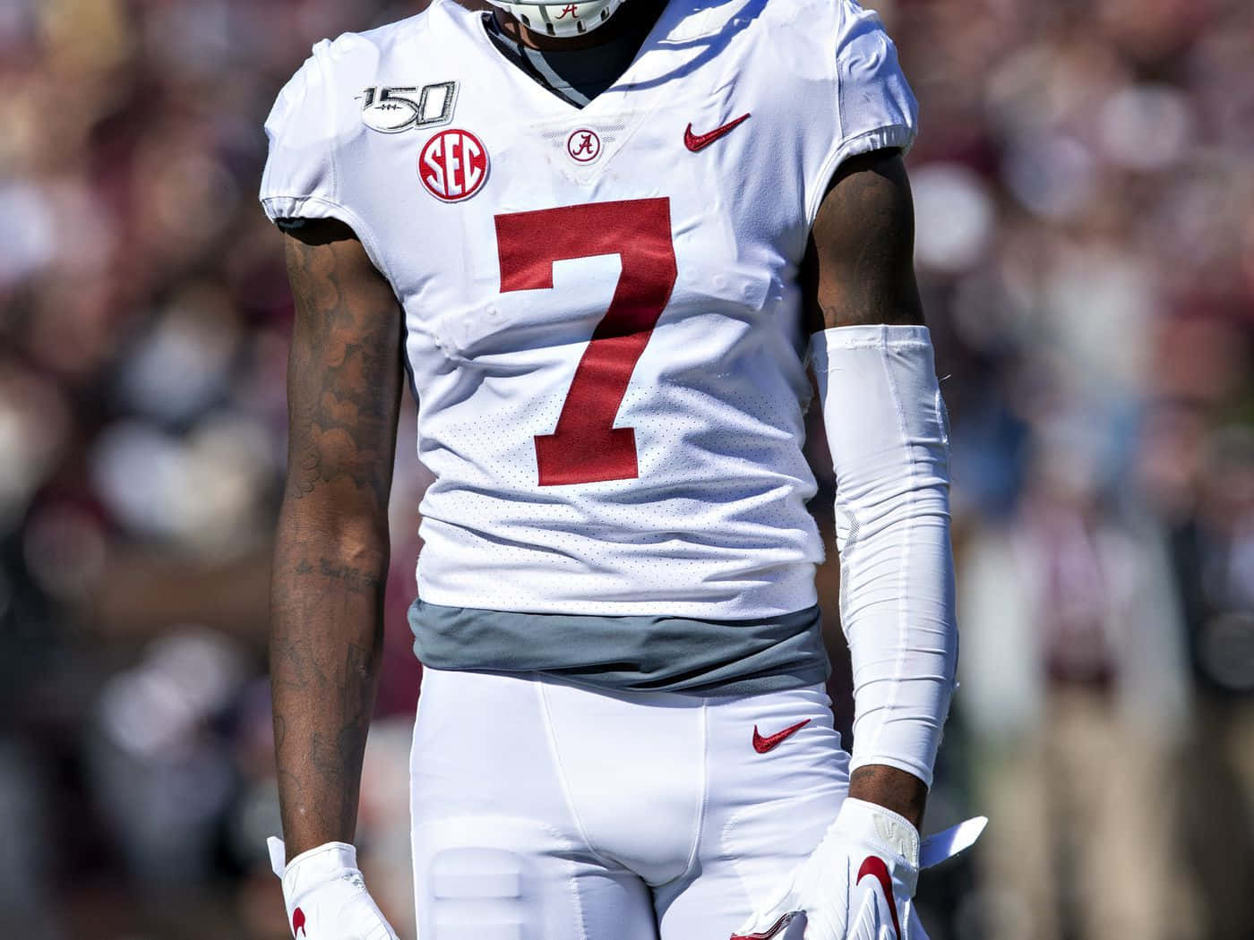 Trevon Diggs 桌布 壁紙 — 一名身穿白色球衣、紅色七號、手臂上有刺青的美式足球員特寫。