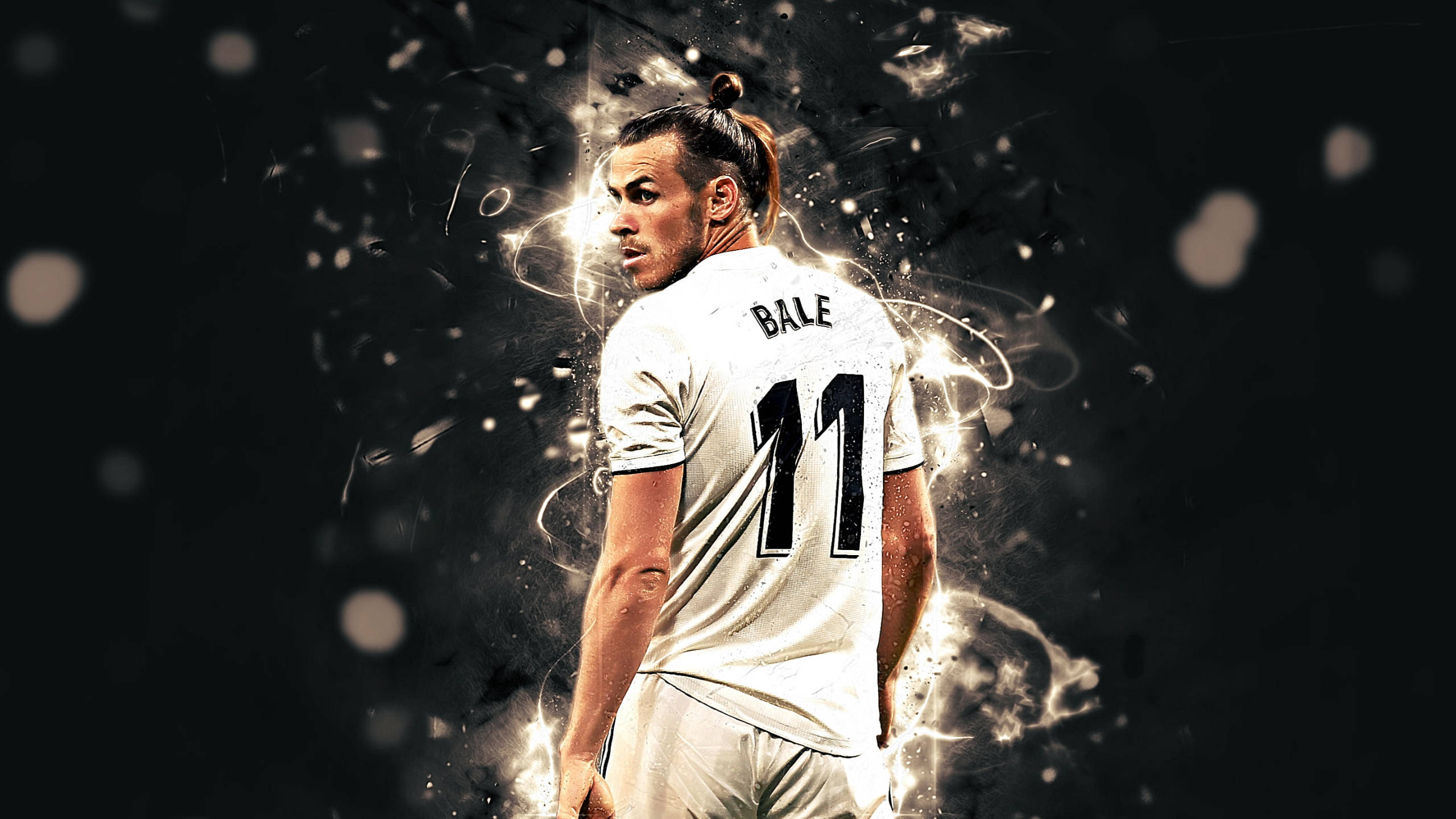 Gareth Bale 桌布 壁紙 — 一名身穿白色球衣、背號11、名字為Bale的足球員，站在深色背景前，周圍有發光的電能旋轉。