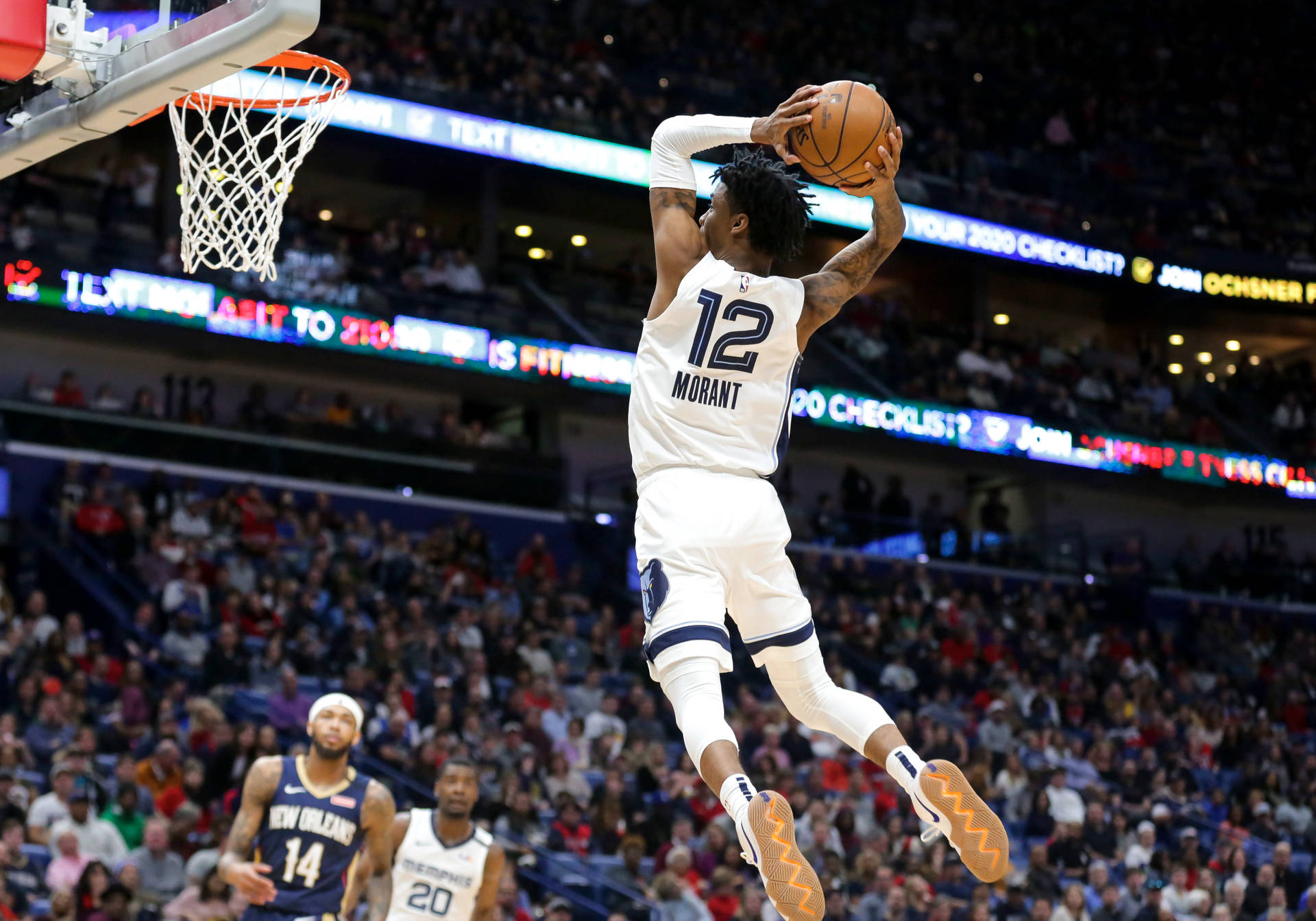 背號12的籃球運動員在座無虛席的體育館中灌籃。 — Ja Morant 動圖 壁紙