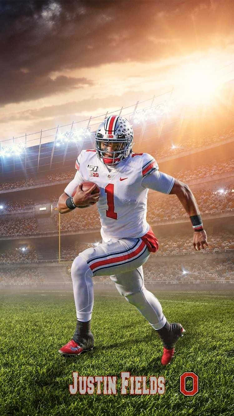Justin Fields 桌布 壁紙 — 一名身穿白色球衣、背號1號的美式足球四分衛，在陽光普照的球場上持球衝刺。