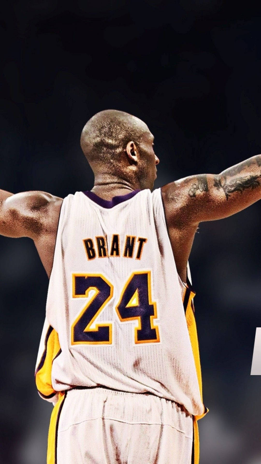 Kobe Bryant iPhone 桌布 壁紙 — 一名身穿白色球衣、背號24、名字為BRANT的籃球運動員，在深色背景前張開雙臂站立。