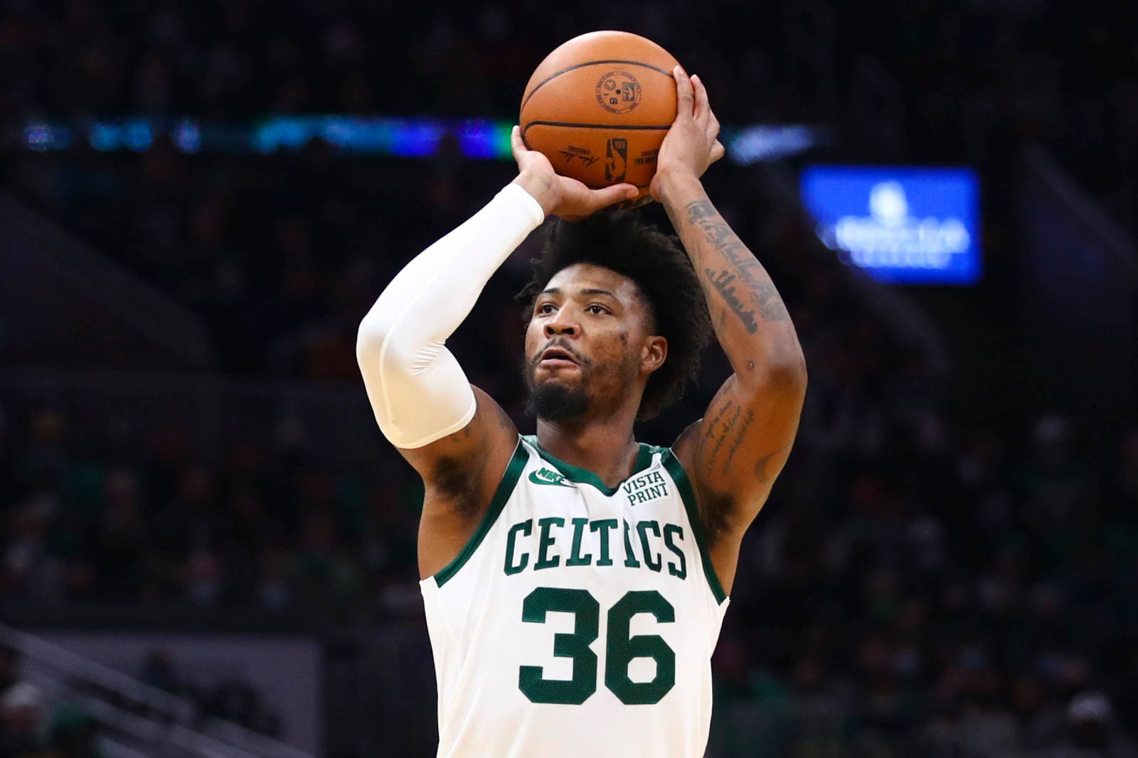 Marcus 桌布 壁紙 — 一名身穿白色球衣、背號36的波士頓塞爾提克籃球運動員在場館燈光下準備投籃。
