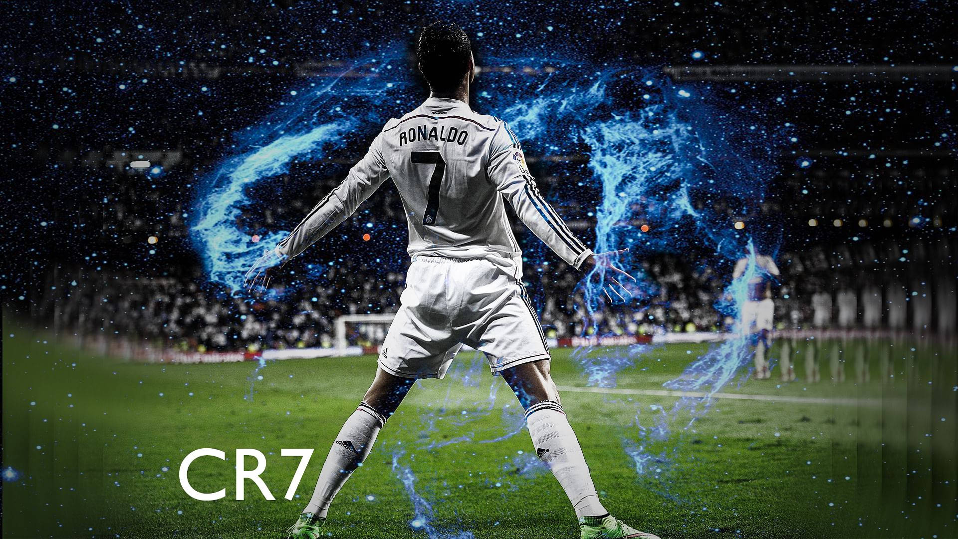 Cr7 Cool 桌布 壁紙 — 一名身穿白色球衣、背號7的足球運動員站在綠色球場上，在體育場燈光下，發光的藍色能量在他周圍旋轉。