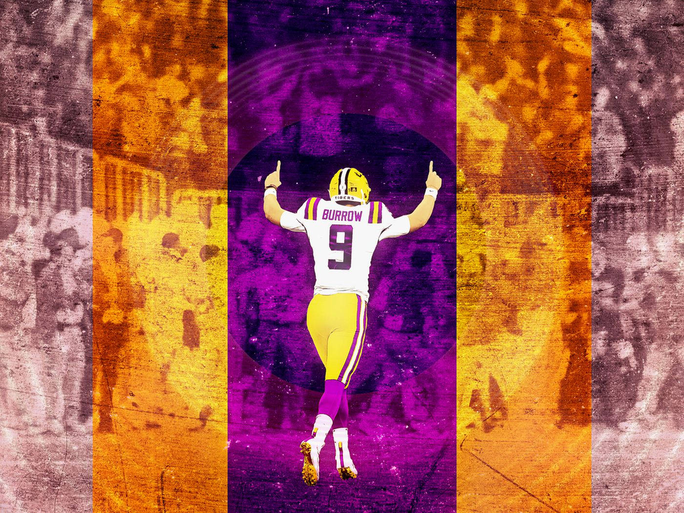 Joe Burrow 桌布 壁紙 — 一名身穿白色球衣、背號9號、戴著黃色頭盔的美式足球員，在充滿活力的紫色和橙色條紋背景前高舉雙臂慶祝。