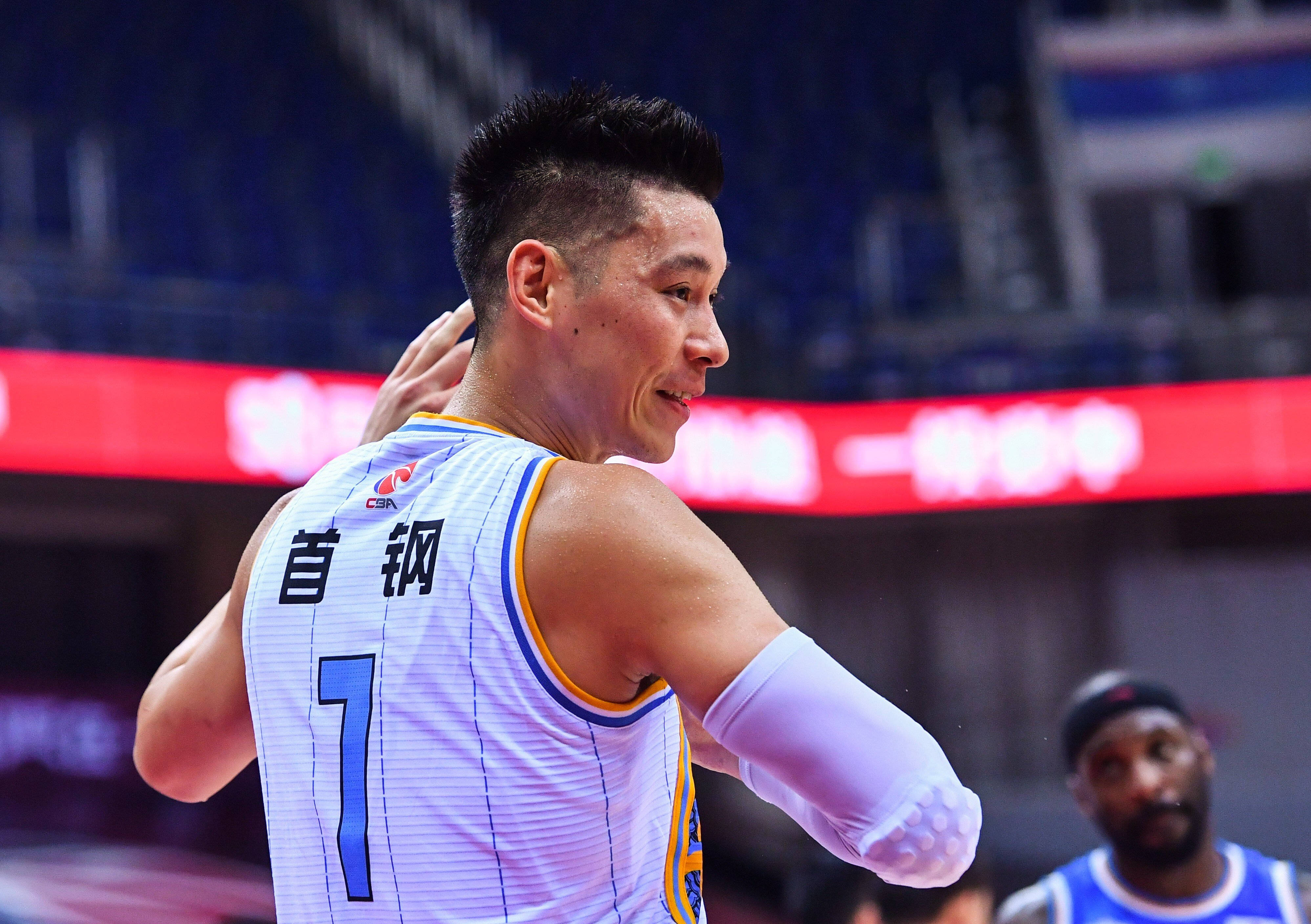 Lin 桌布 壁紙 — 一名身穿白色球衣、背號一號並帶有中文字的籃球運動員，在明亮的場館燈光下比賽時轉頭微笑。