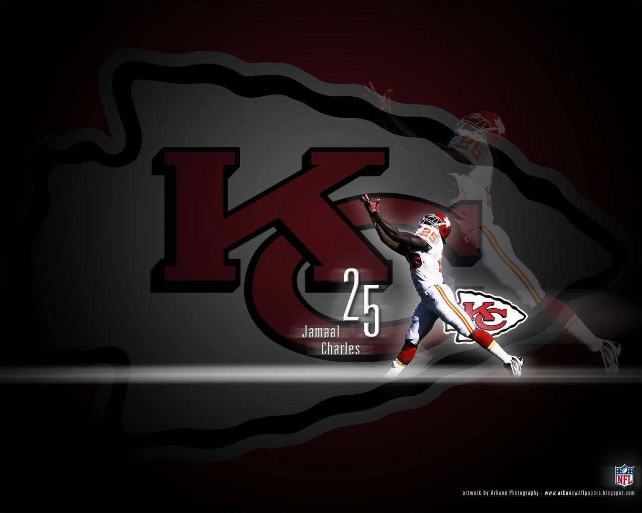 Kc Chiefs 桌布 壁紙 — 一名身穿白色球衣的動感足球員在深色背景上跳躍，背景上有大型紅色堪薩斯城酋長隊標誌和他的25號球衣號碼。
