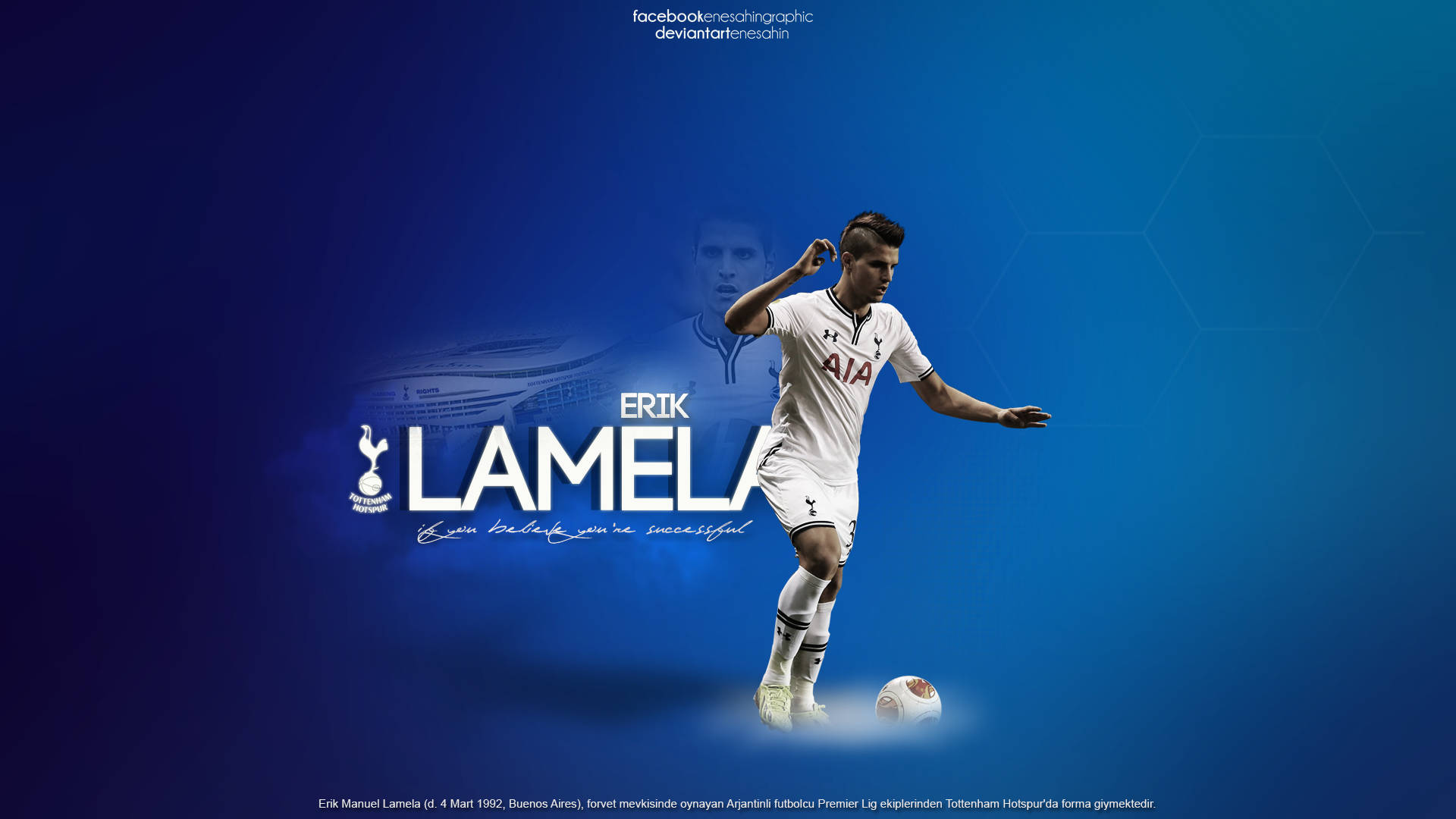 erik lamela 桌布 壁紙 — 一名身穿白色球衣的動感足球運動員在漸變藍色背景上運球，並帶有他的名字和球隊標誌。