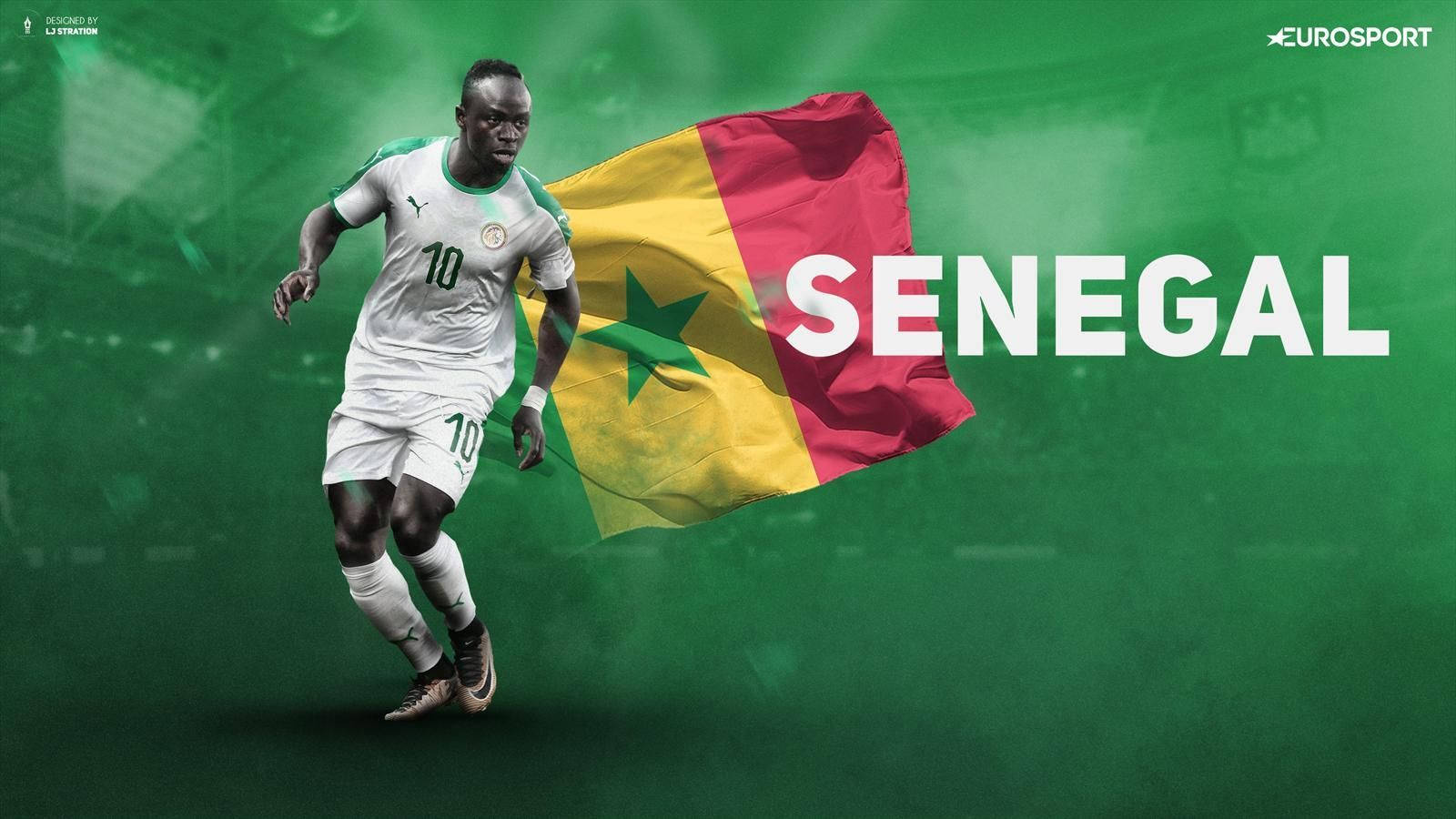 Senegal 桌布 壁紙 — 一名身穿白色球衣的塞內加爾足球員，在充滿活力的綠色球場背景下，動態地奔跑在飄揚的塞內加爾國旗旁。