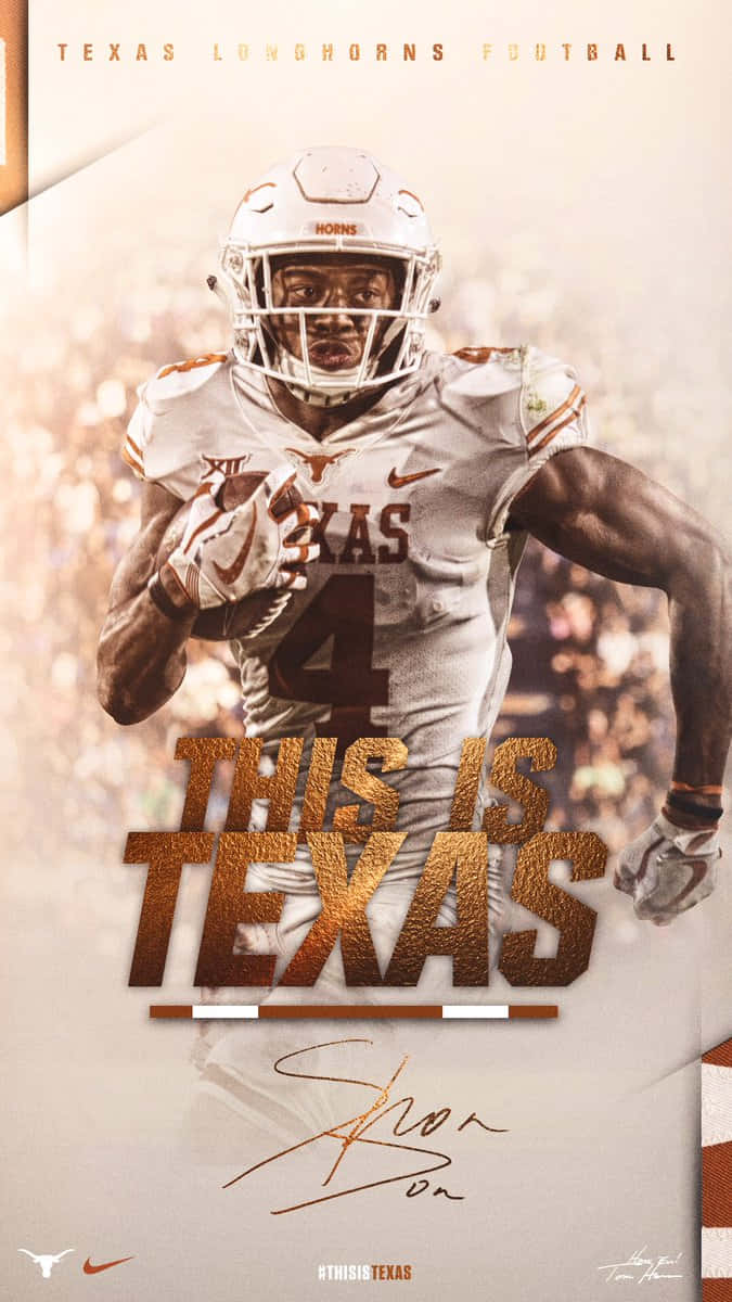 Texas Football 桌布 壁紙 — 一名身穿白色球衣的德州長角牛美式足球員，在模糊的體育場人群背景下持球奔跑。