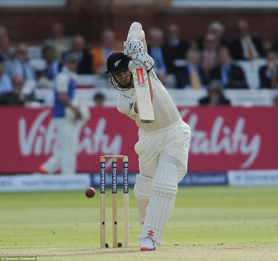 kane williamson 桌布 壁紙 — 一名身穿白色球衣的板球擊球手在日間比賽中，於綠色場地上揮動球棒擊打紅色球，背景有觀眾。
