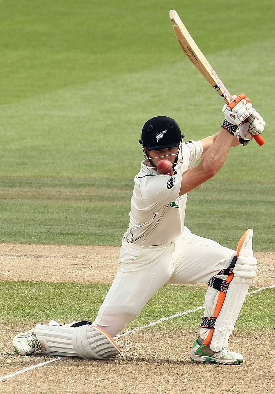 kane williamson 桌布 壁紙 — 一名身穿白色球衣的板球擊球手在綠色場地上揮動球棒擊打紅色球。