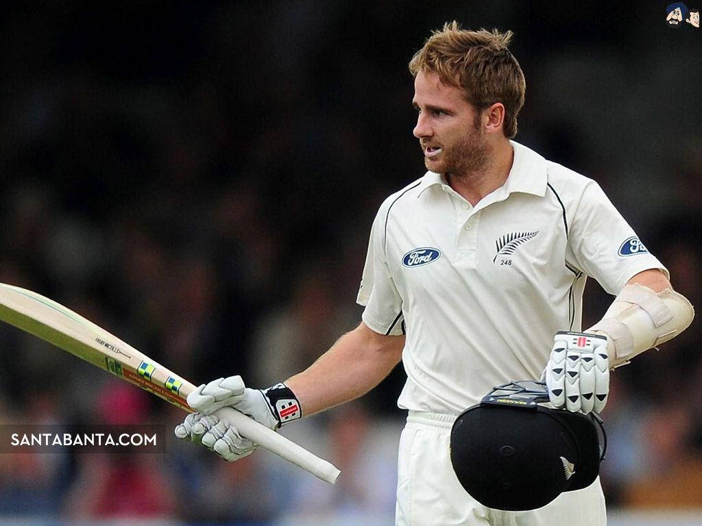 kane williamson 桌布 壁紙 — 一名身穿白色球衣的板球運動員在比賽中專注地手持球棒和頭盔。