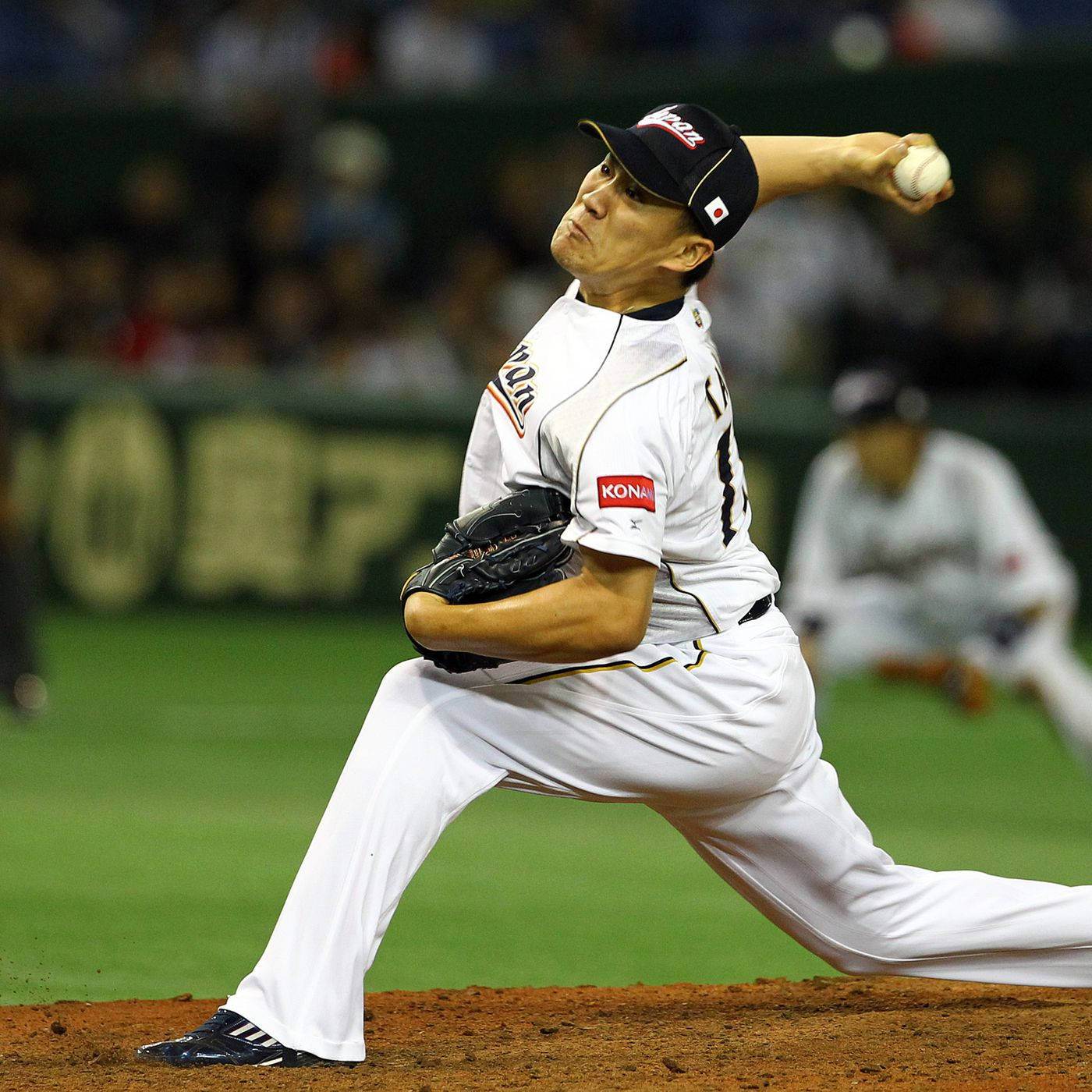 masahiro tanaka 桌布 壁紙 — 一名身穿白色球衣的棒球投手在球場燈光下專注地投球。