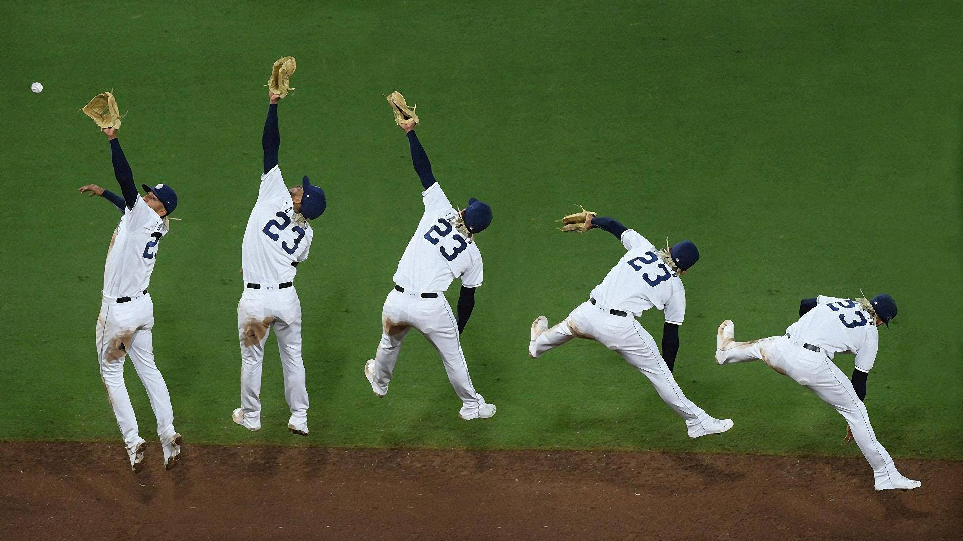 Tatis 桌布 壁紙 — 一名身穿白色球衣的棒球運動員在五個連續幀中被捕捉到在綠色場地上飛撲接球的動作。