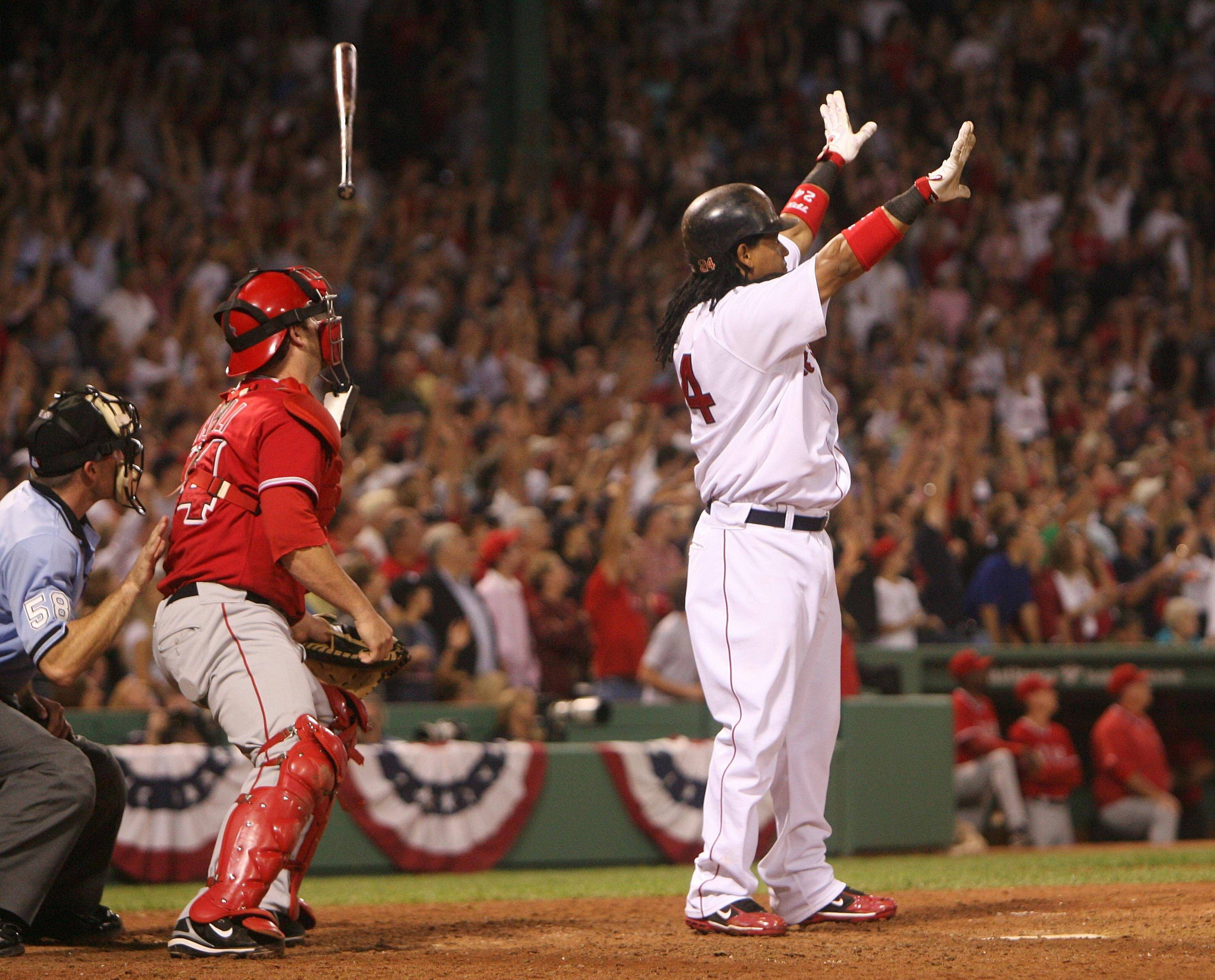 Boston Red Sox 桌布 壁紙 — 一名身穿白色球衣的棒球運動員慶祝全壘打，他的球棒在夜間擁擠的體育場上空飛起。