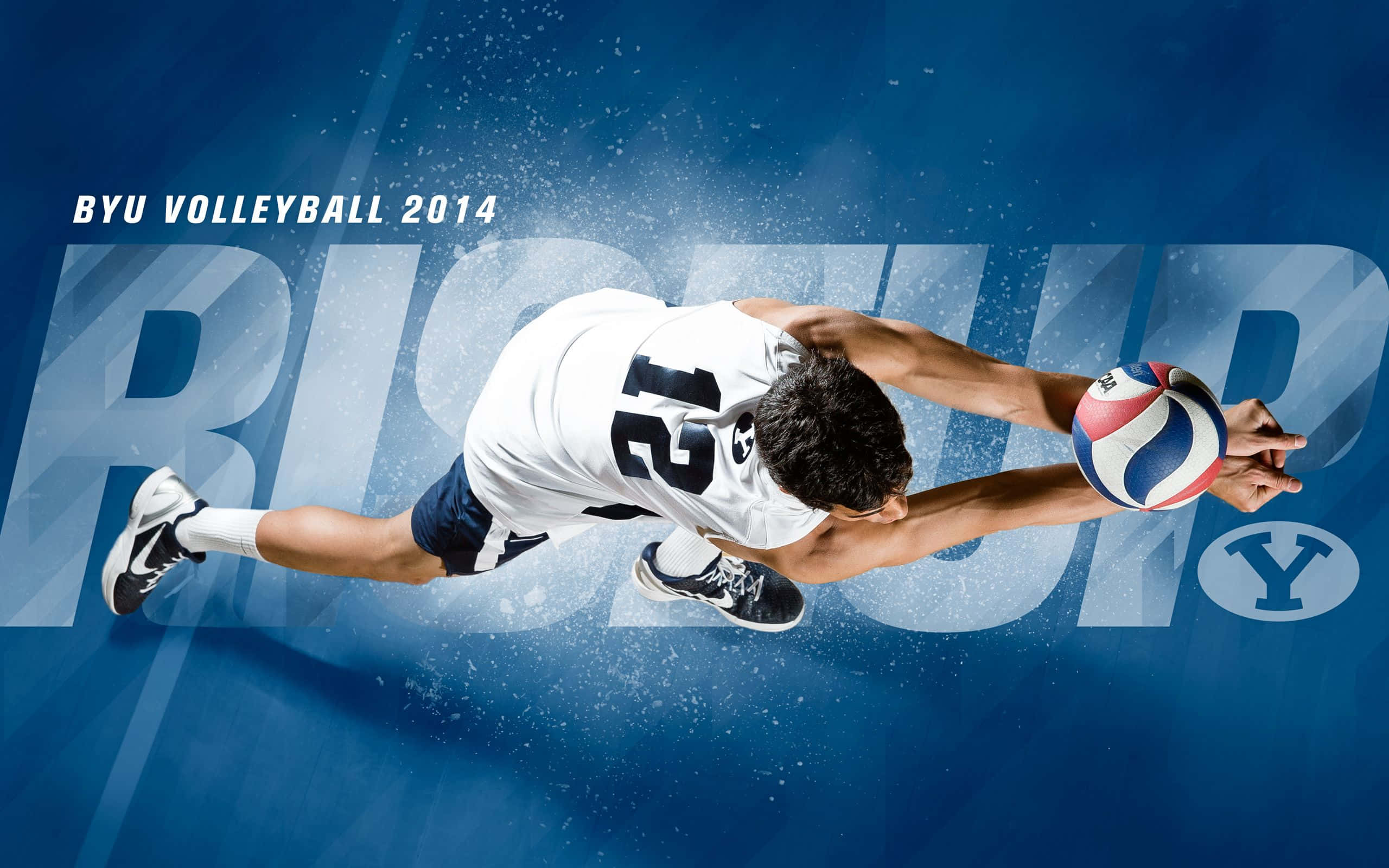Volleyball 桌布 壁紙 — 一名身穿白色球衣的男排球員動態地飛身扣球，背景為藍色，並帶有「RISE UP」字樣。