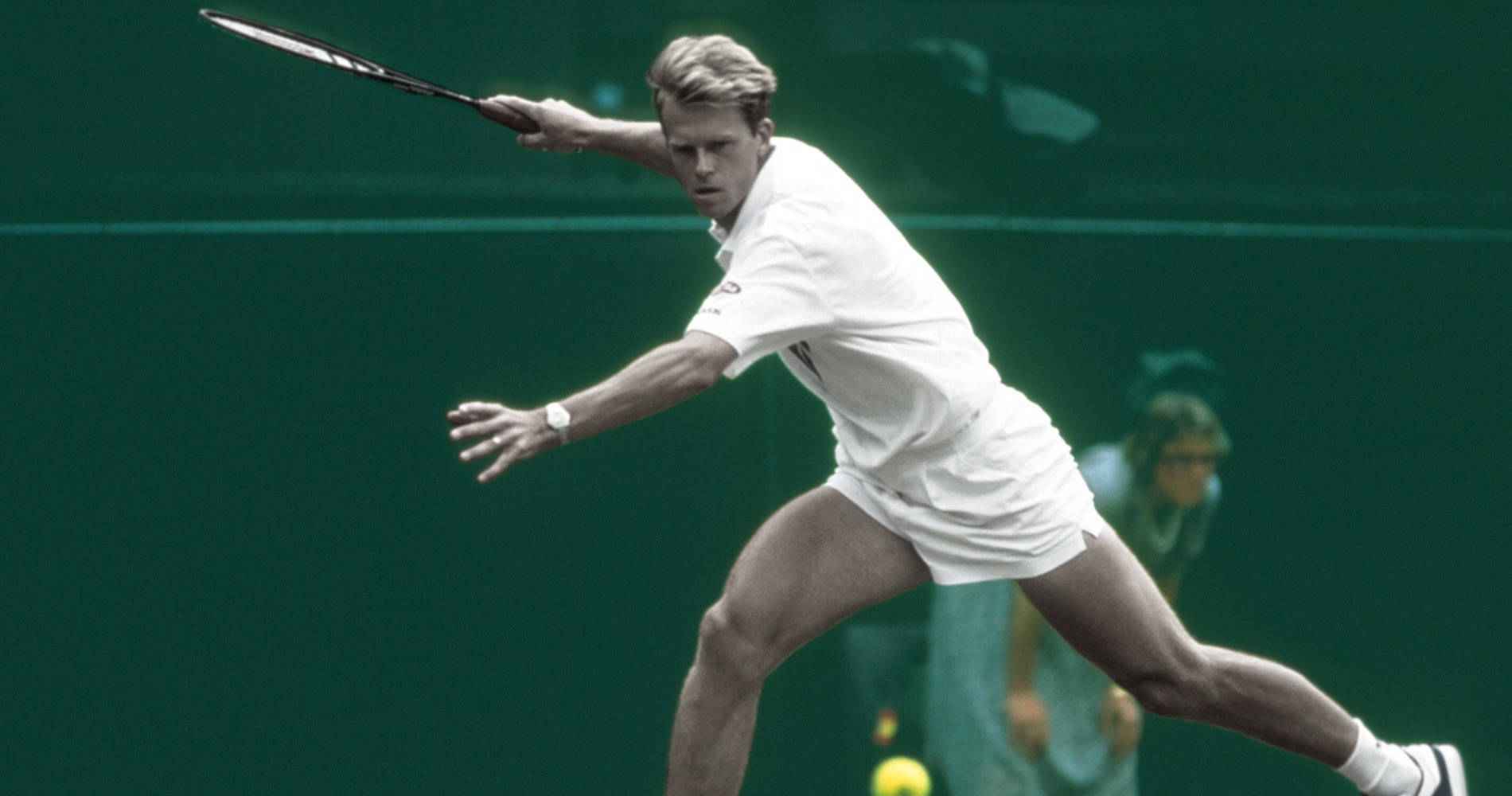 Tennis 桌布 壁紙 — 一名身穿白色球衣的男網球運動員，在綠色球場背景下，全神貫注地向前撲擊一個黃色網球。