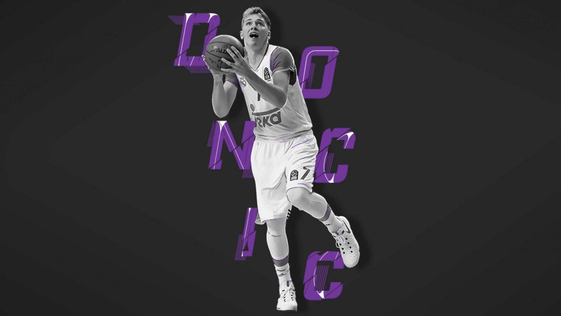 Luka 桌布 壁紙 — 一名身穿白色球衣的籃球運動員在半空中跳起，手持籃球，周圍漂浮著紫色風格化字母，背景為深色。