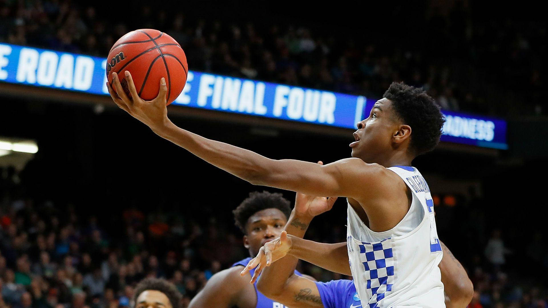 Shai Gilgeous Alexander 桌布 壁紙 — 一名身穿白色球衣的籃球運動員在四強賽中跳起投籃，防守球員緊貼其後。