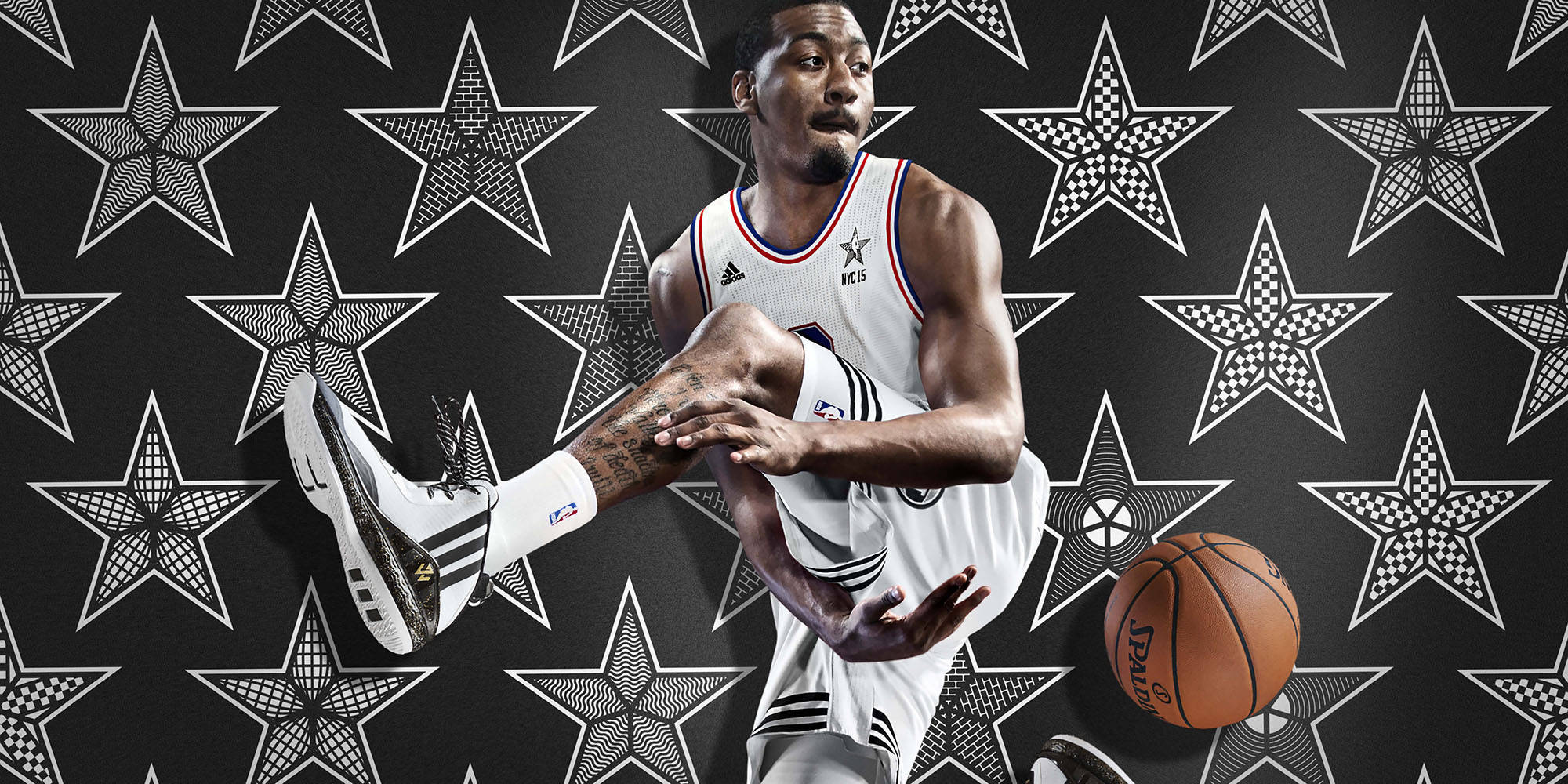 John Wall 桌布 壁紙 — 一名身穿白色球衣的籃球運動員在帶有白色幾何星星圖案的黑色背景上動態跳躍。