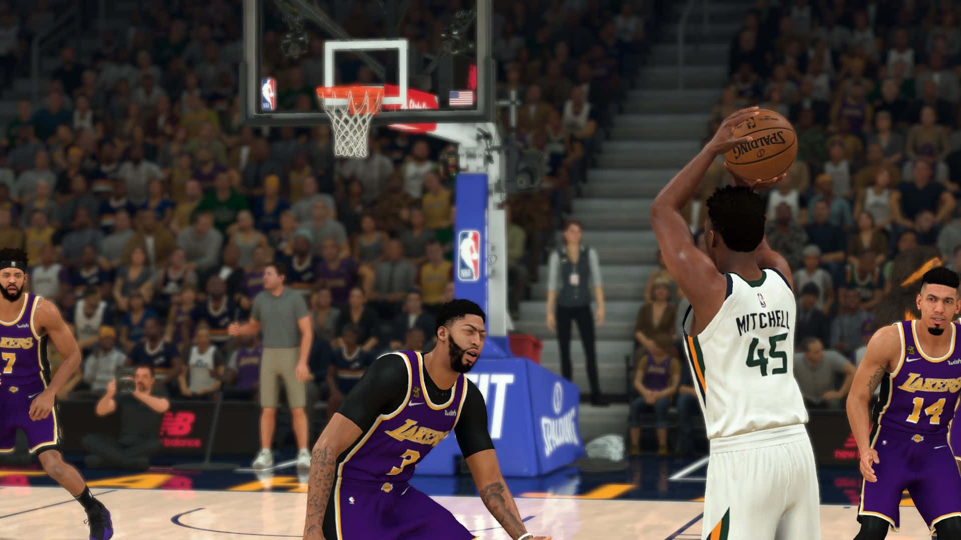 NBA 2k21 桌布 壁紙 — 一名身穿白色球衣的籃球運動員在擠滿觀眾的場館中跳投，而身穿紫色球衣的防守球員正在防守他。