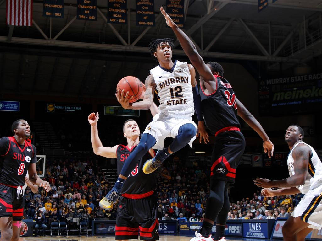 籃球運動員在半空中越過防守球員投籃。 — Ja Morant 動圖 壁紙