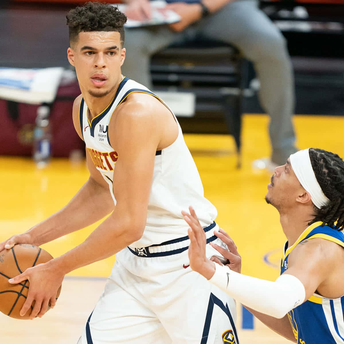 籃球運動員在比賽中運球時被防守。 — NBA 壁紙