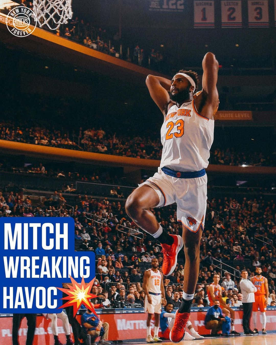 NBA 桌布 壁紙 — 一名身穿白色球衣的籃球運動員在明亮的場館燈光下高高躍起，準備灌籃，下方是擠滿的人群。