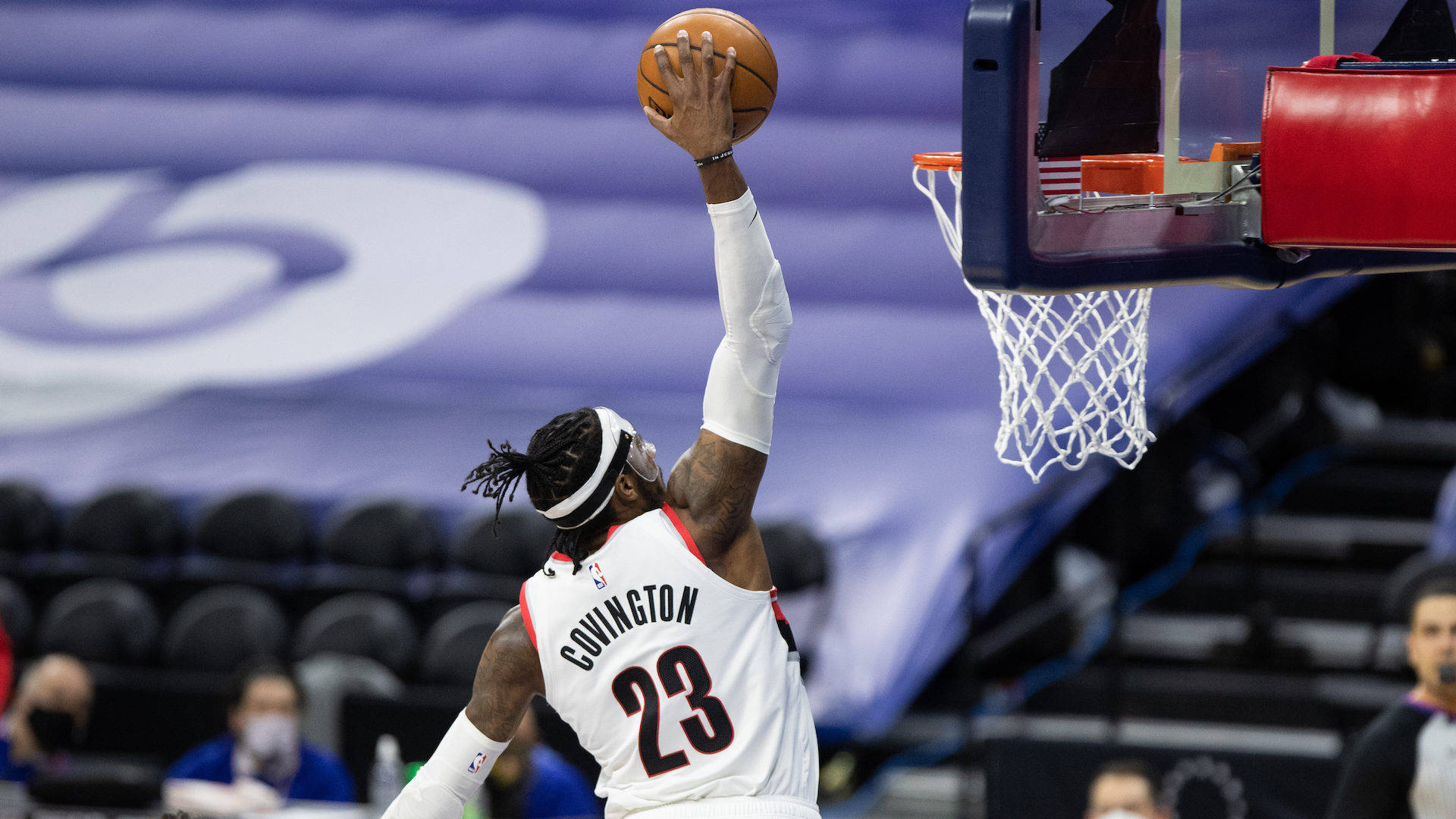 robert covington 桌布 壁紙 — 一名身穿白色球衣的籃球運動員在比賽中單手將球扣入籃框附近。