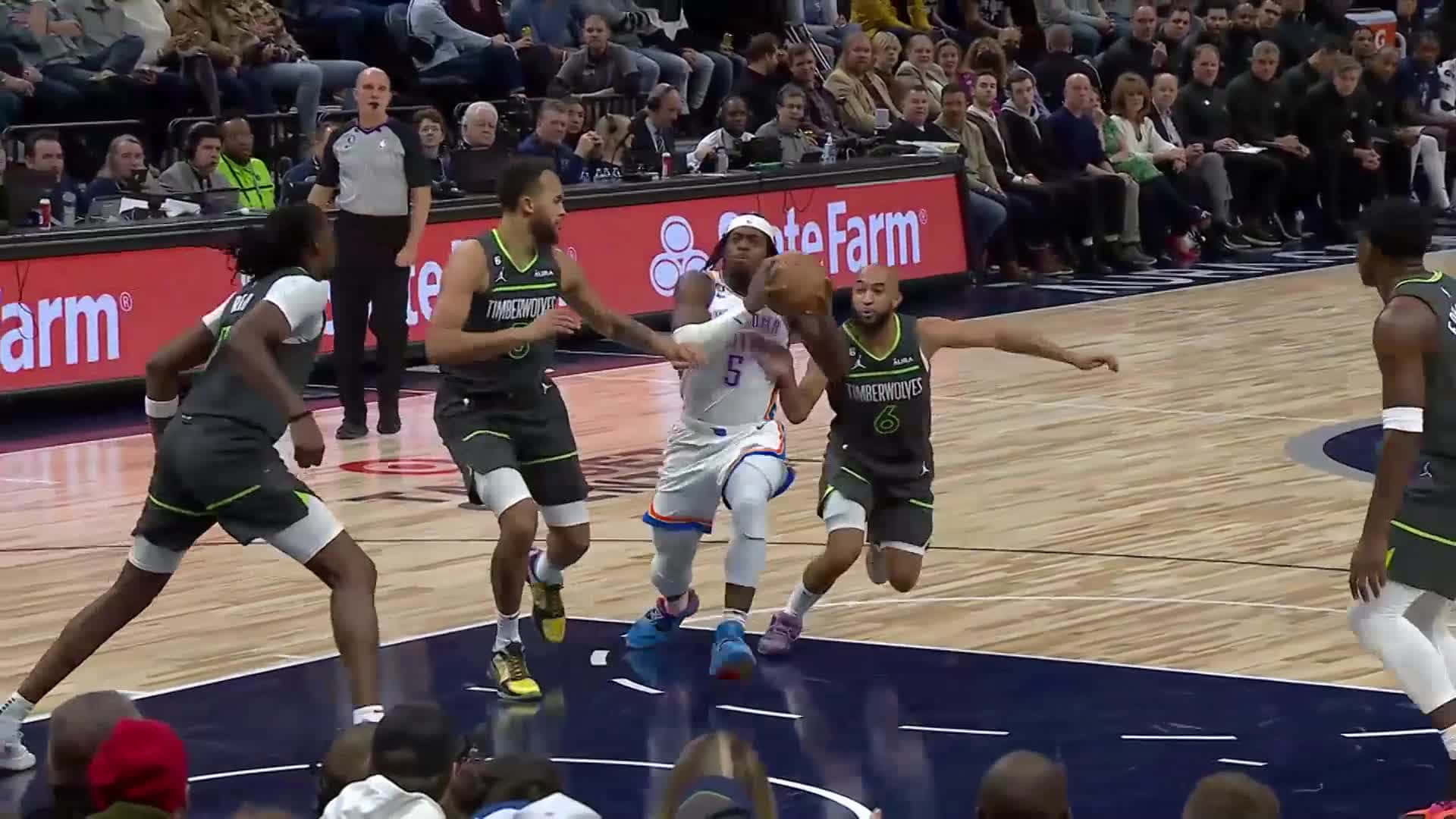 NBA 桌布 壁紙 — 一名身穿白色球衣的籃球運動員在激烈的比賽中運球，同時被兩名身穿深綠色球衣的對手緊密防守。