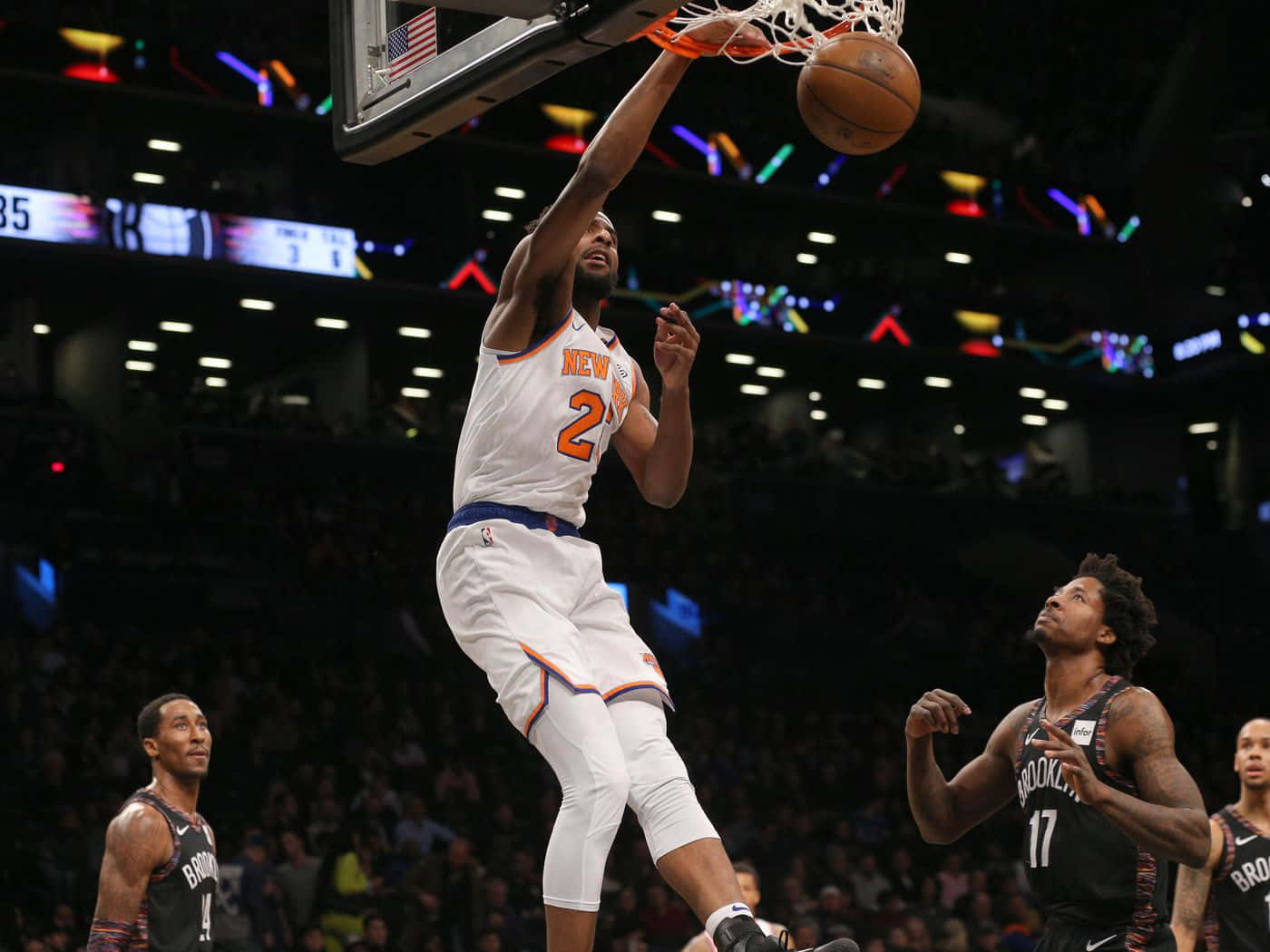 NBA 桌布 壁紙 — 一名身穿白色球衣的籃球運動員在燈光明亮的場館中灌籃，防守球員在旁觀看。