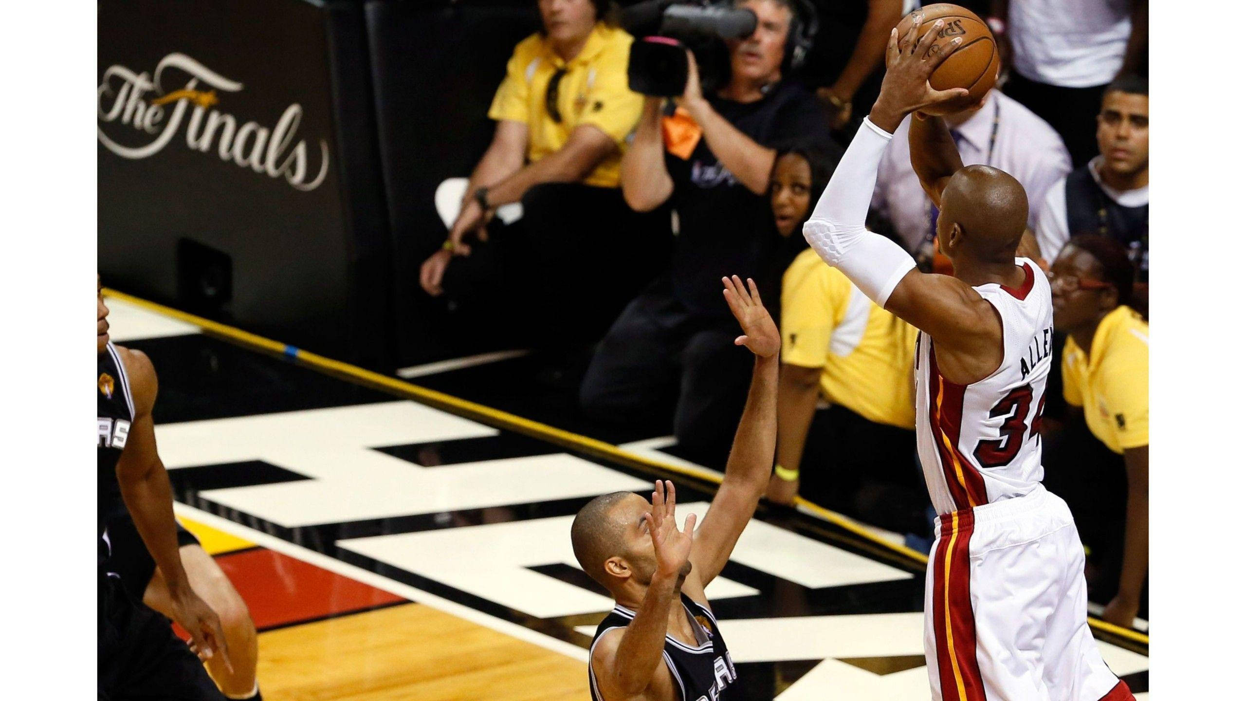 Ray Allen 桌布 壁紙 — 一名身穿白色球衣的籃球運動員在總決賽比賽中跳投，而一名身穿黑色球衣的防守球員跳起封阻。