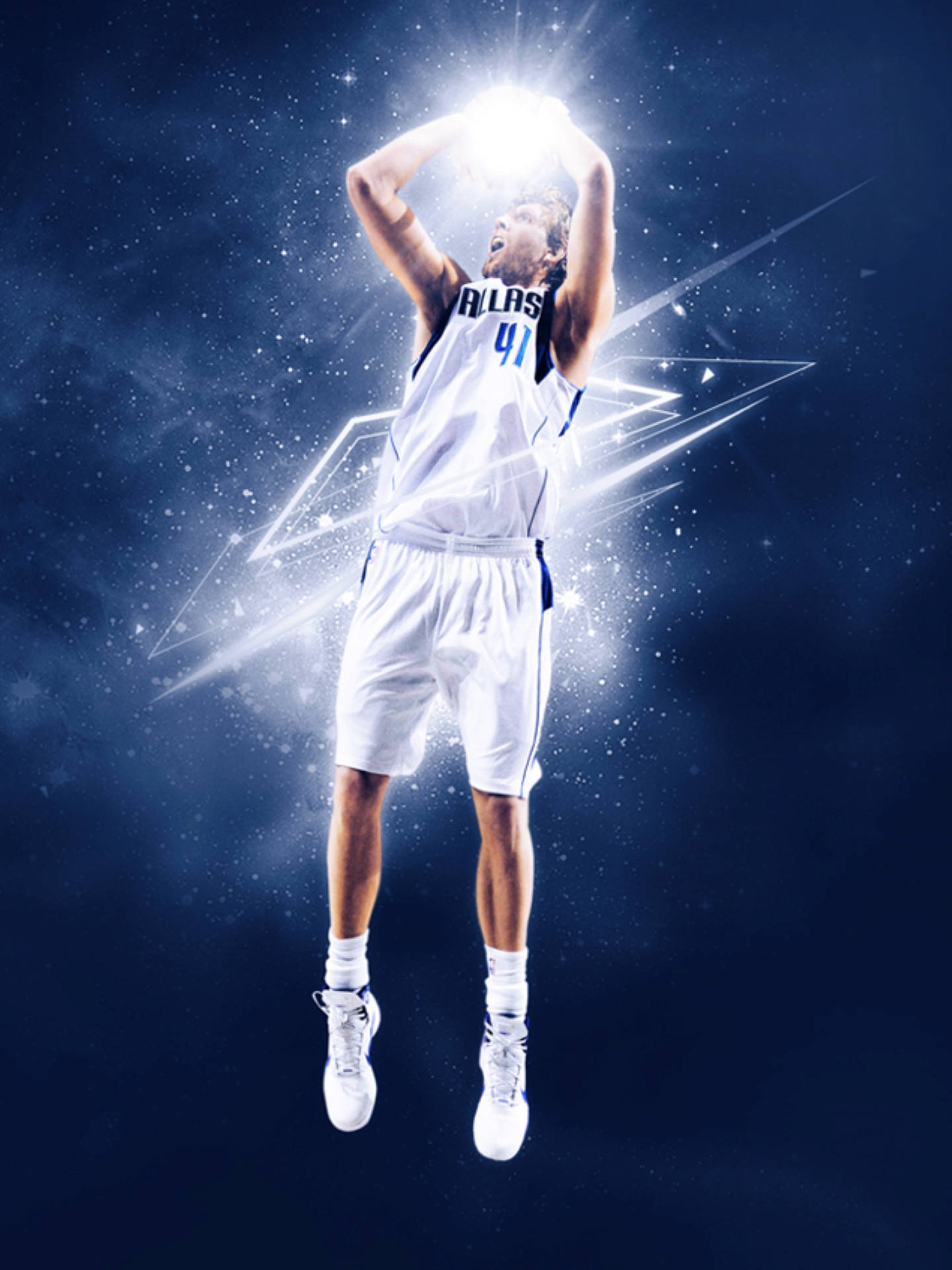 Dirk Nowitzki 桌布 壁紙 — 一名身穿白色球衣的籃球運動員在繁星點點的夜空下躍起，高舉一個發光的球體。