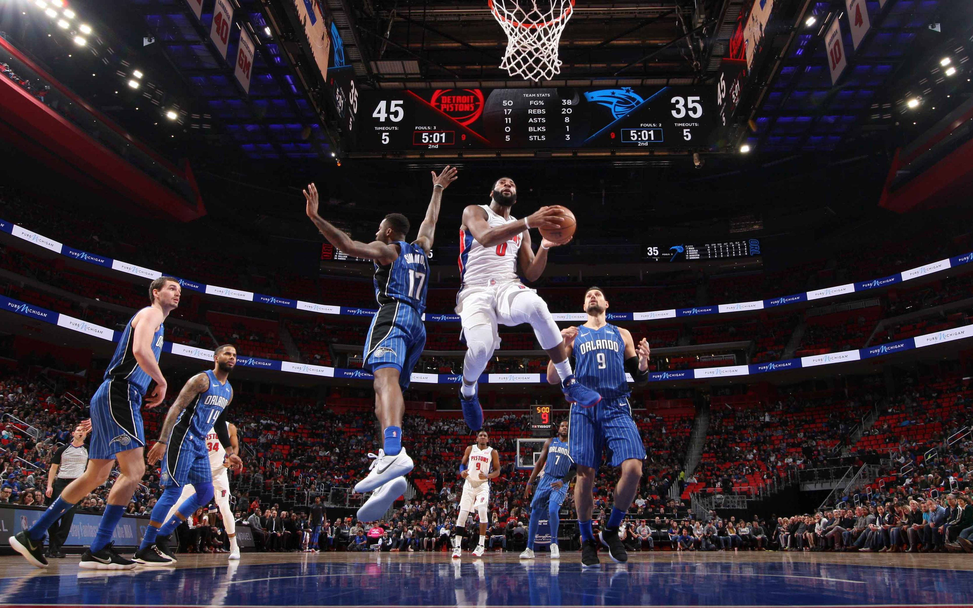 NBA 桌布 壁紙 — 一名身穿白色球衣的籃球運動員跳向籃框，而藍色球衣的防守球員跳起試圖封阻他的投籃，這是一場高風險的比賽。