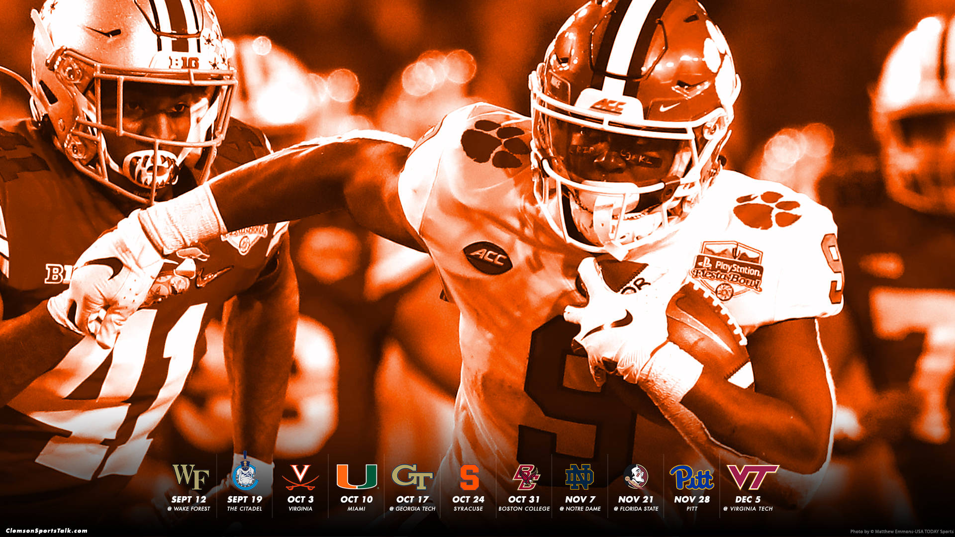 Travis Etienne 桌布 壁紙 — 一名身穿白色球衣的美式足球員帶球奔跑，同時被對手擒抱，呈現復古棕褐色調的動作畫面。