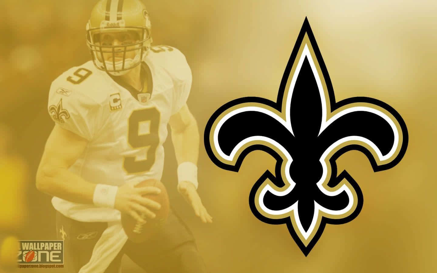 NFL Saints 桌布 壁紙 — 一名身穿白色球衣的美式足球四分衛，在金色背景上，手持橄欖球，旁邊是大型紐奧良聖徒隊的鳶尾花標誌。