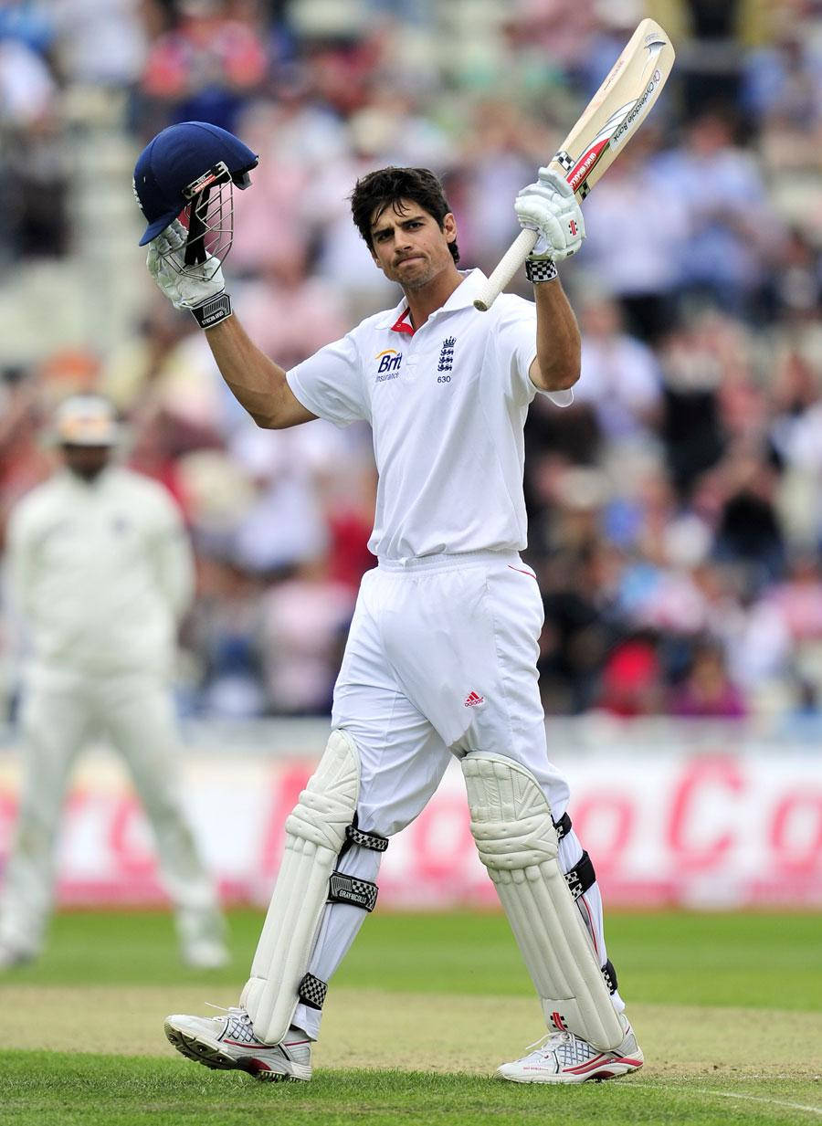 England Cricket 桌布 壁紙 — 一名身穿白色球衣的英格蘭板球運動員在陽光明媚的綠色球場上，在歡呼的人群面前，高舉球棒和頭盔慶祝勝利。
