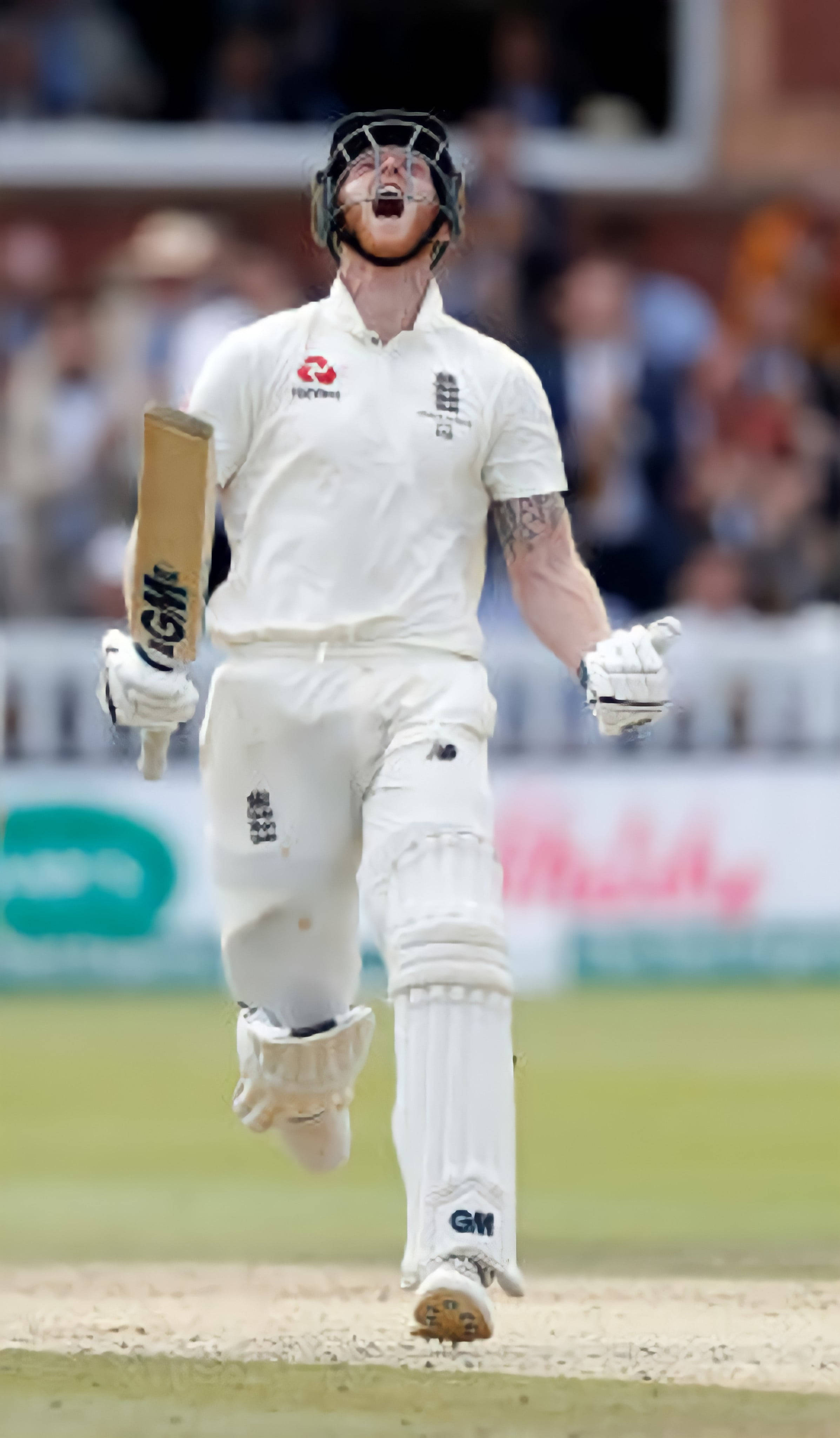 England Cricket 桌布 壁紙 — 一名身穿白色球衣的英格蘭板球選手在取得關鍵得分後，高興地跳起並高舉球棒。