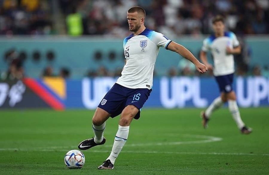 Football Players 桌布 壁紙 — 一名身穿白色球衣的英格蘭足球員在球場燈光下的一場比賽中，在充滿活力的綠色球場上控球。