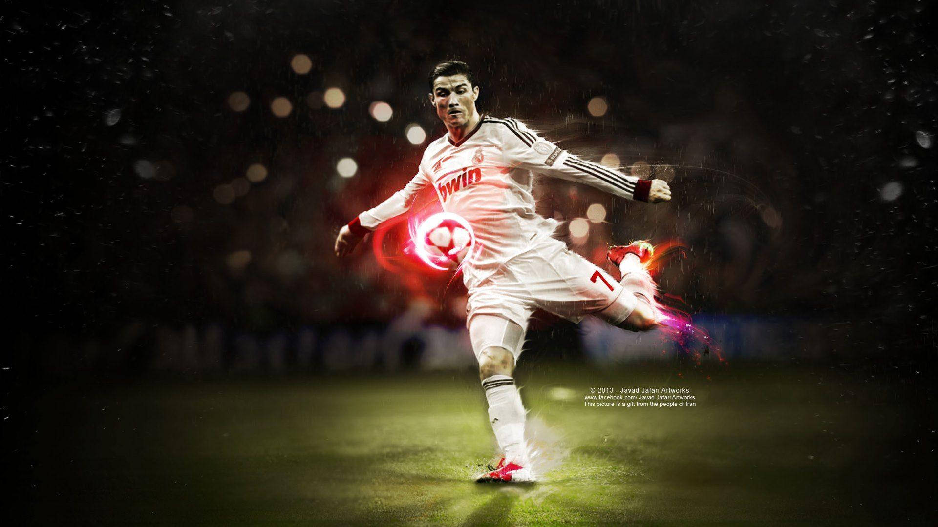Ronaldo 桌布 壁紙 — 一名身穿白色球衣的足球員在黑暗的球場背景下，踢出一個帶有火焰軌跡的發光足球。