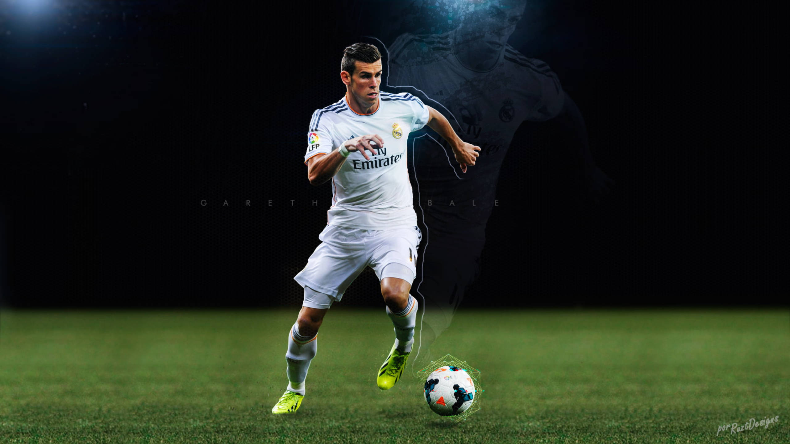 Gareth Bale 桌布 壁紙 — 一名身穿白色球衣的足球運動員在明亮的球場燈光下於綠色草地上運球，身後有一個幽靈般的影子。