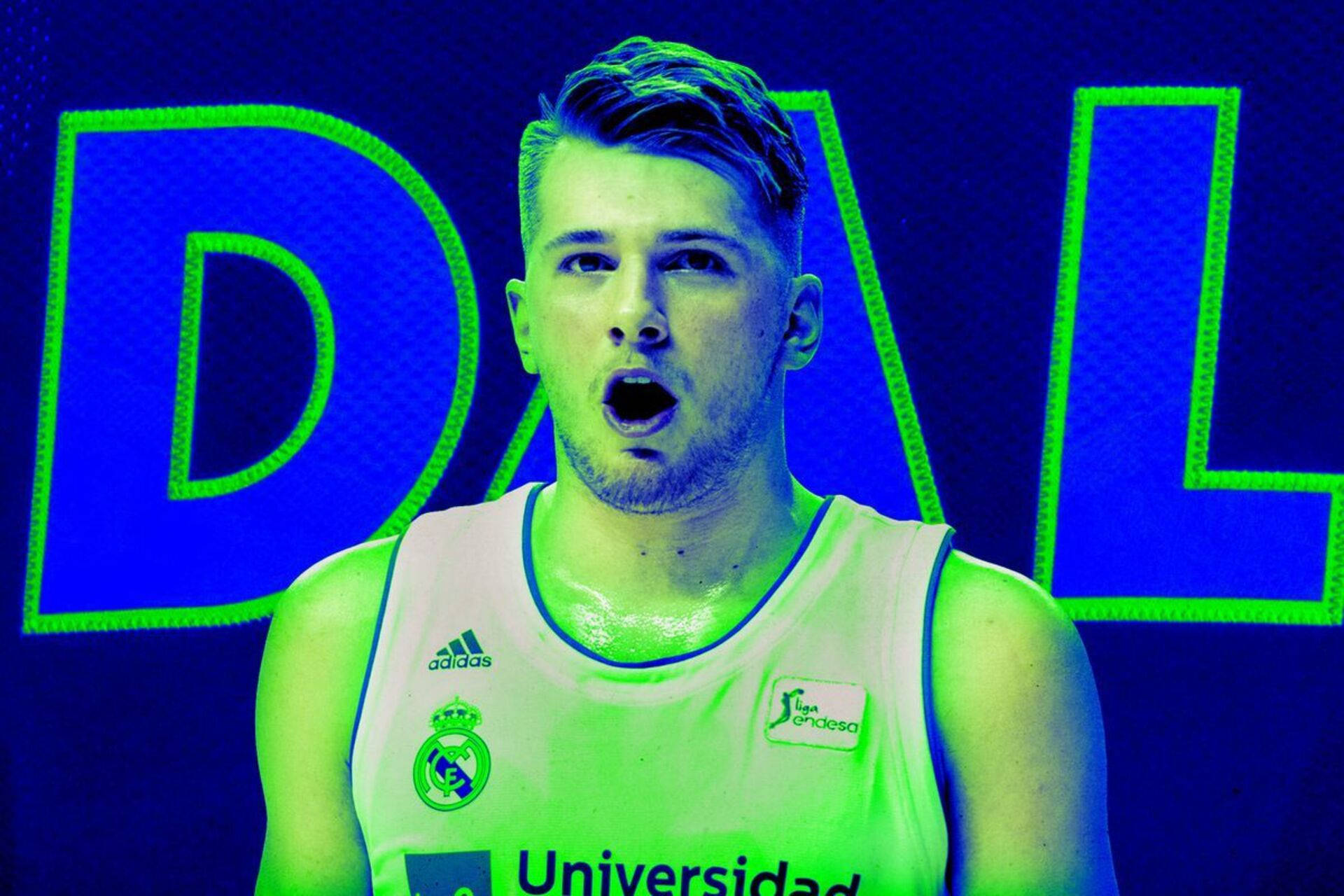 Luka 桌布 壁紙 — 一名身穿白色皇家馬德里球衣的籃球運動員，在發光的藍綠色「DAL」背景下凝視著。
