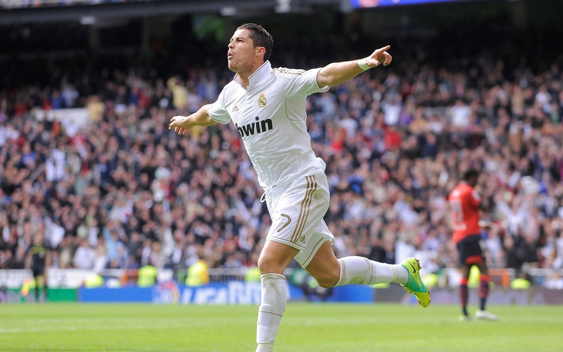 Cr7 桌布 壁紙 — 一名身穿白色皇家馬德里球衣的足球運動員在陽光明媚的球場上張開雙臂慶祝進球。