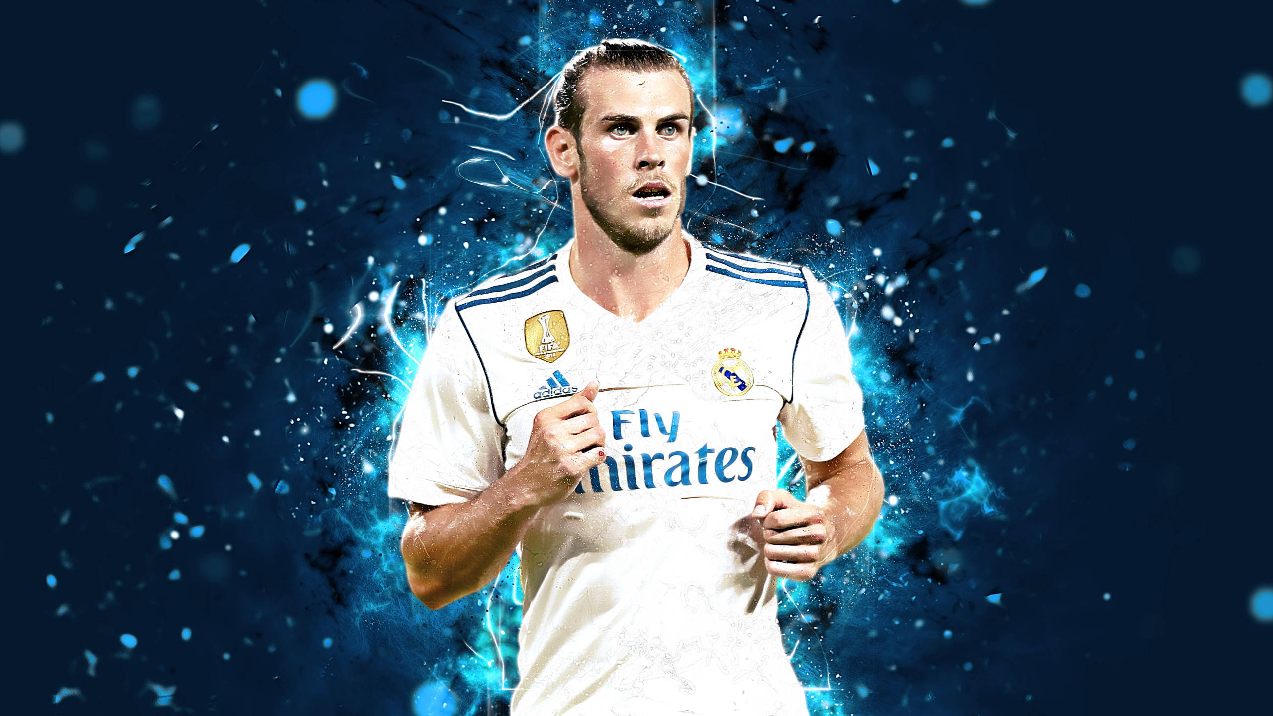 Gareth Bale 桌布 壁紙 — 一名身穿白色皇家馬德里球衣的足球運動員在動態藍色能量爆發背景前向前奔跑。