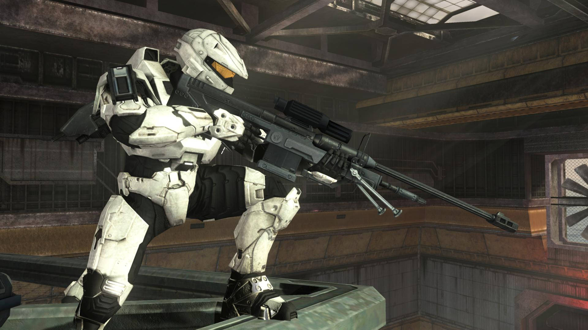 4K halo 桌布 壁紙 — 一名身穿白色盔甲的斯巴達戰士在昏暗的工業設施高處瞄準狙擊步槍。