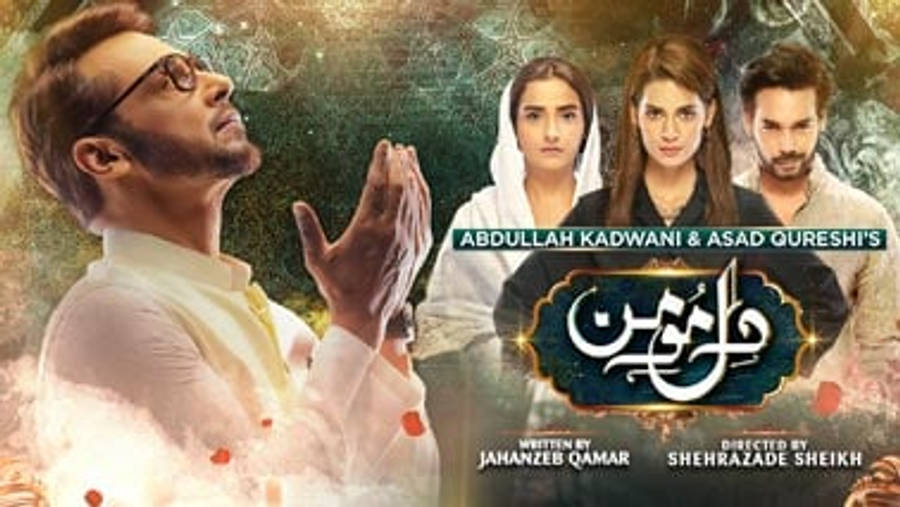 Pakistan 桌布 壁紙 — 一名身穿白色祈禱服的男人在發光的 mystical 背景下舉手祈禱，旁邊有三名演員，這是巴基斯坦電視劇海報。