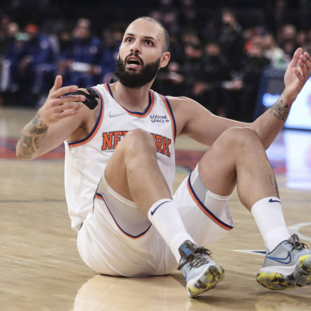 NBA 桌布 壁紙 — 一名身穿白色紐約球衣的籃球運動員在比賽中張開雙臂坐在球場上，表現出難以置信或沮喪。