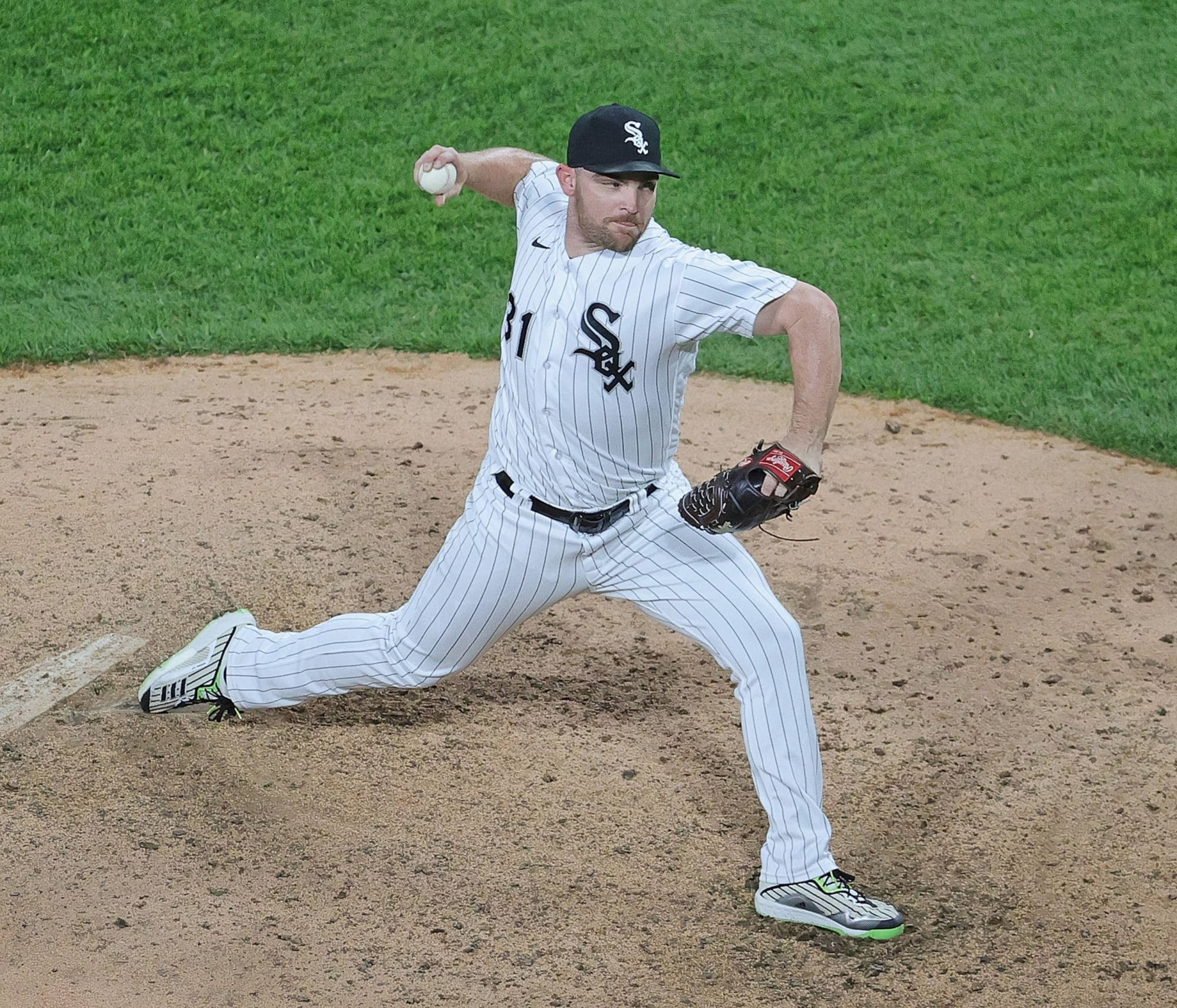 Chicago White Sox 桌布 壁紙 — 一名身穿白色細條紋球衣的棒球投手，在綠色球場的投手丘上投球。