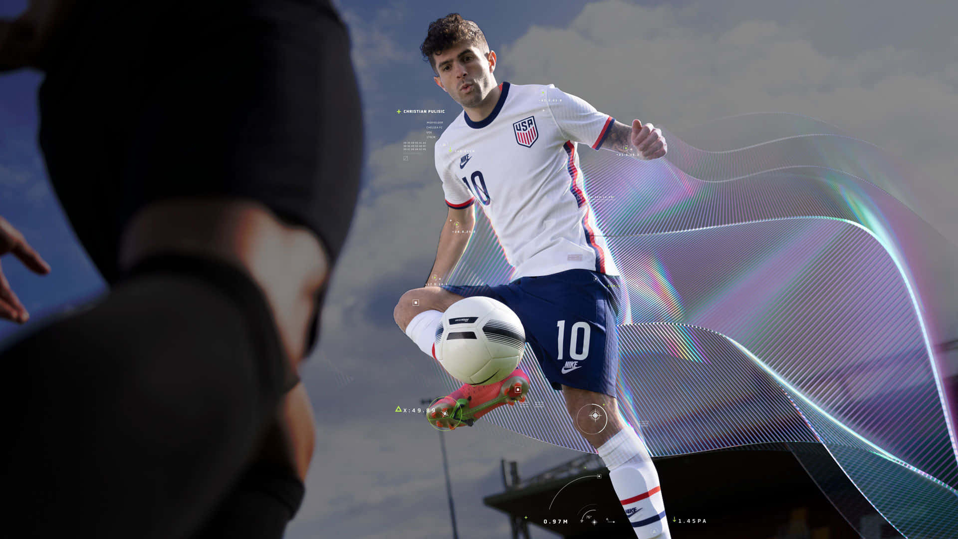 Fifa 22 桌布 壁紙 — 一名身穿白色美國國家隊球衣、背號10的足球運動員，在風格化的數位天空背景下，控制空中的球，帶有發光的運動軌跡。